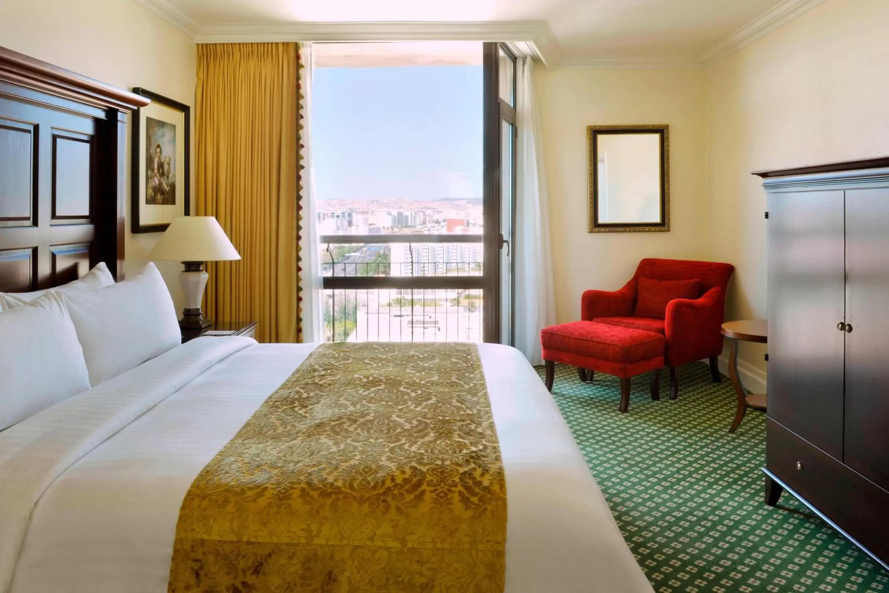 Bedroom in Lisbon Marriott Hotel