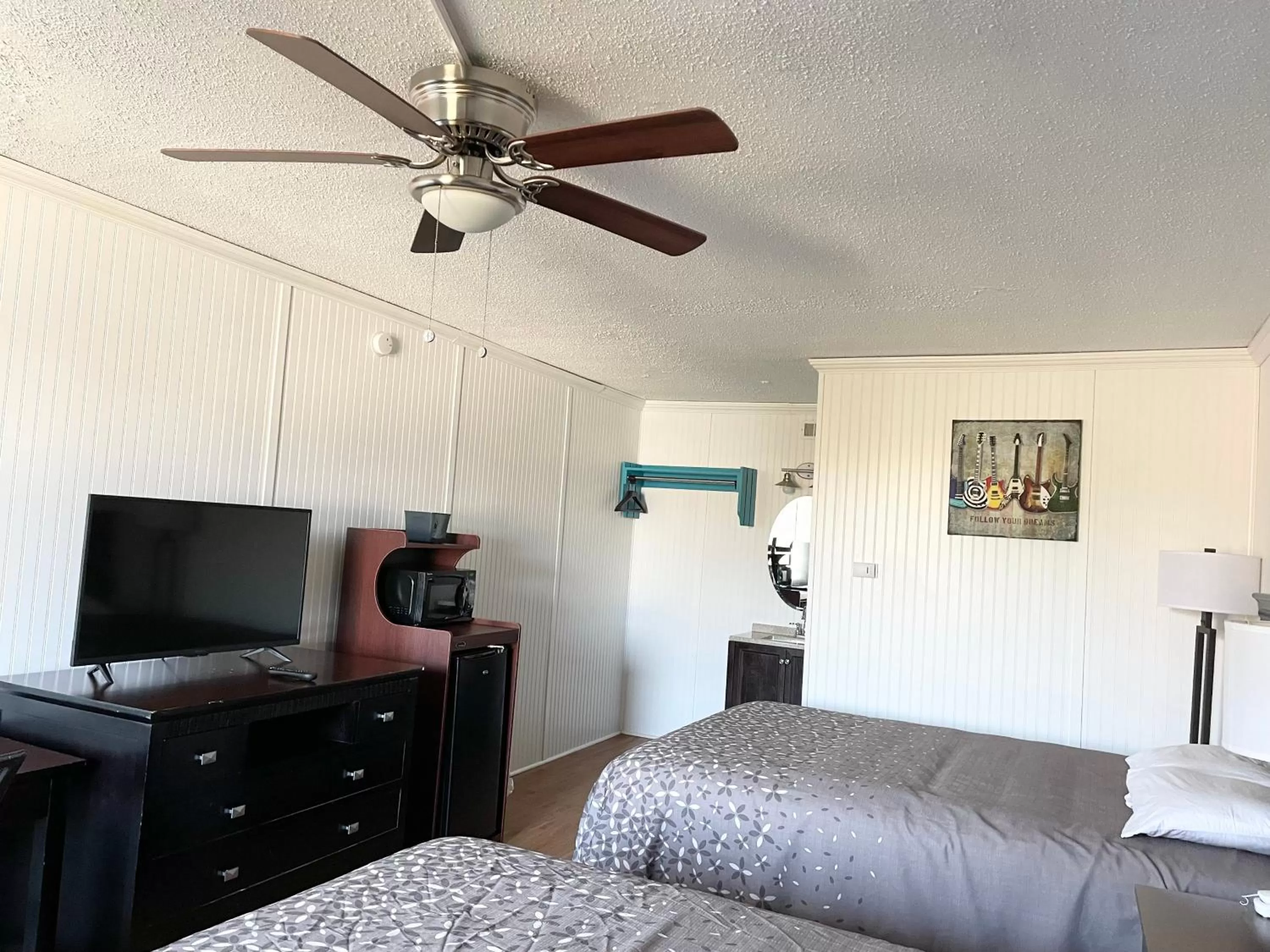 Photo of the whole room, Bed in Rodeway inn- Nashville airport - Downtown - Mexican Restaurant on site