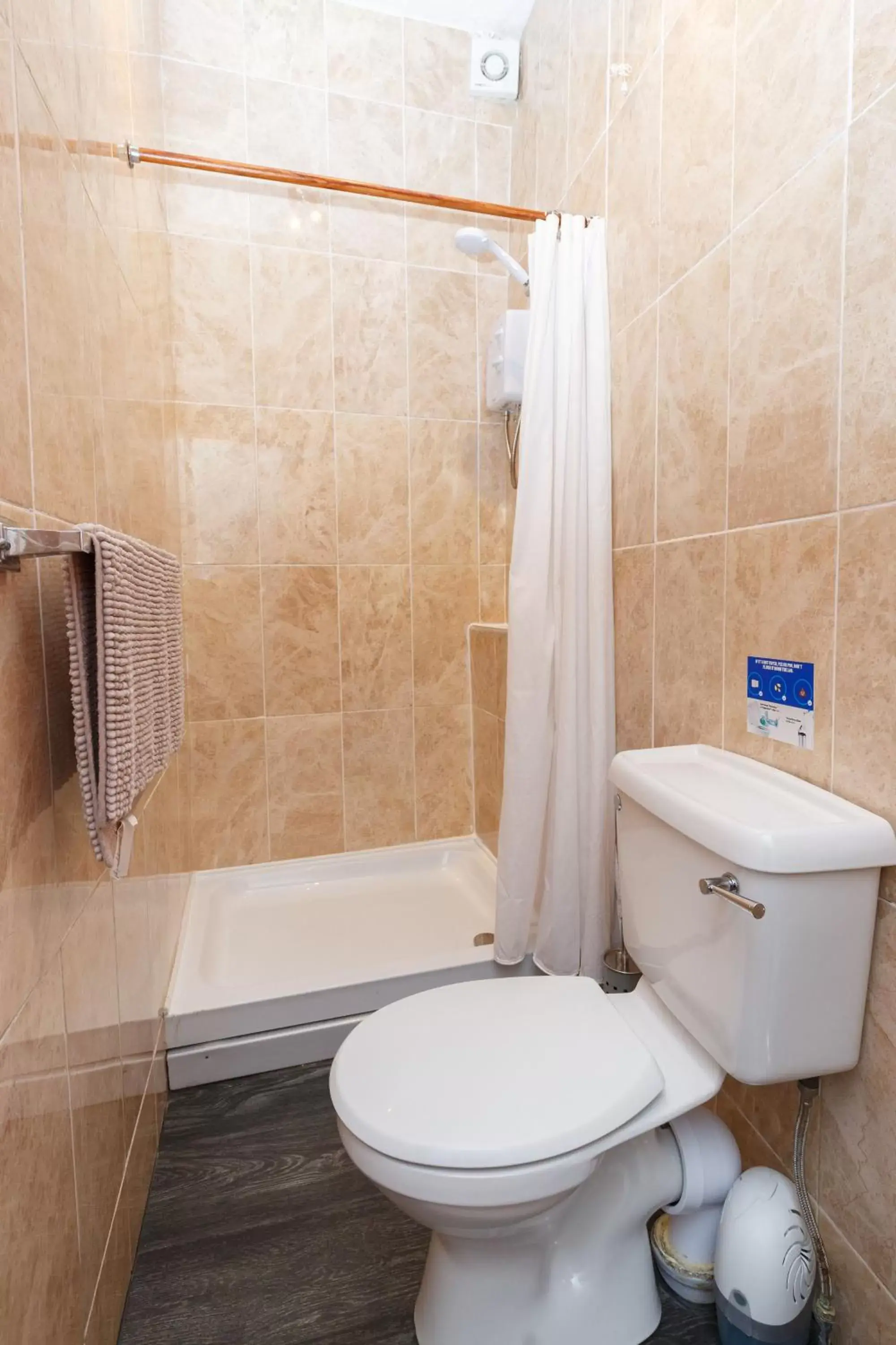 Shower, Bathroom in Castle Walk Bed & Breakfast