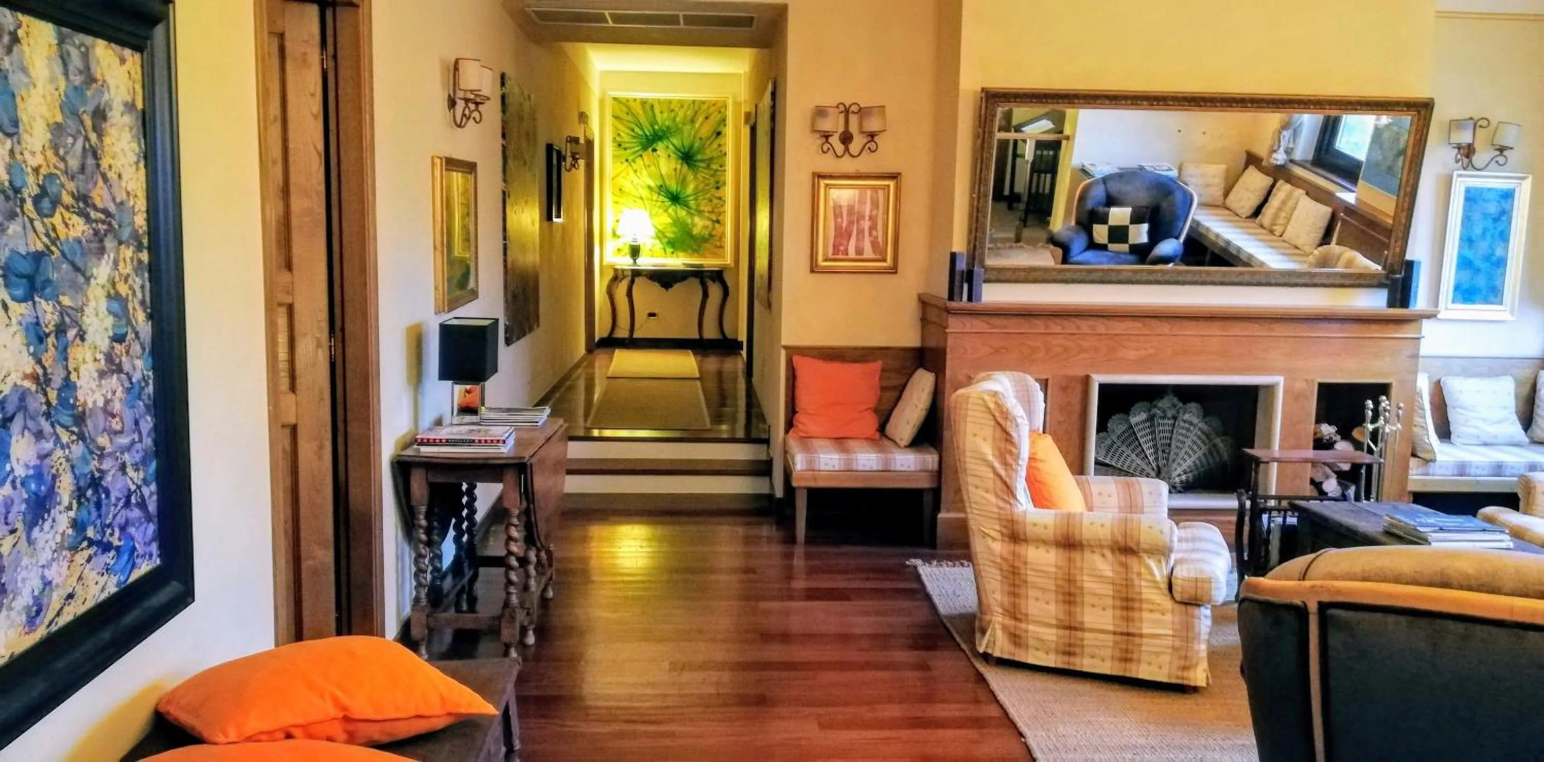 Communal lounge/ TV room in Hotel & Ristorante degli Angeli