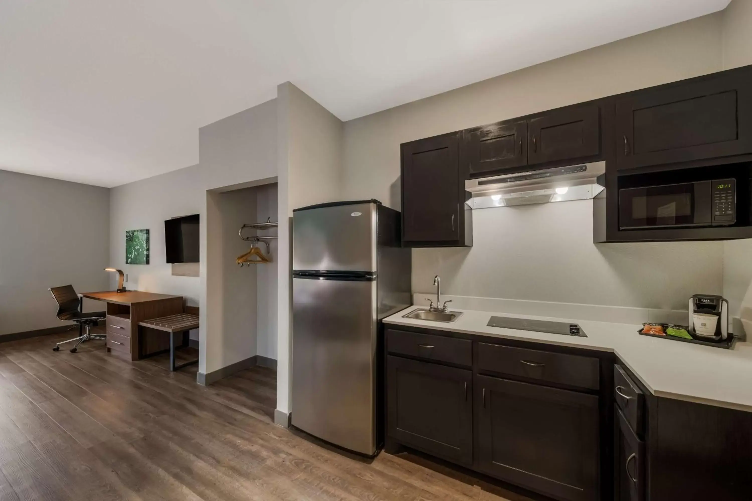 Bedroom, Kitchen/Kitchenette in Best Western Bowie Inn & Suites