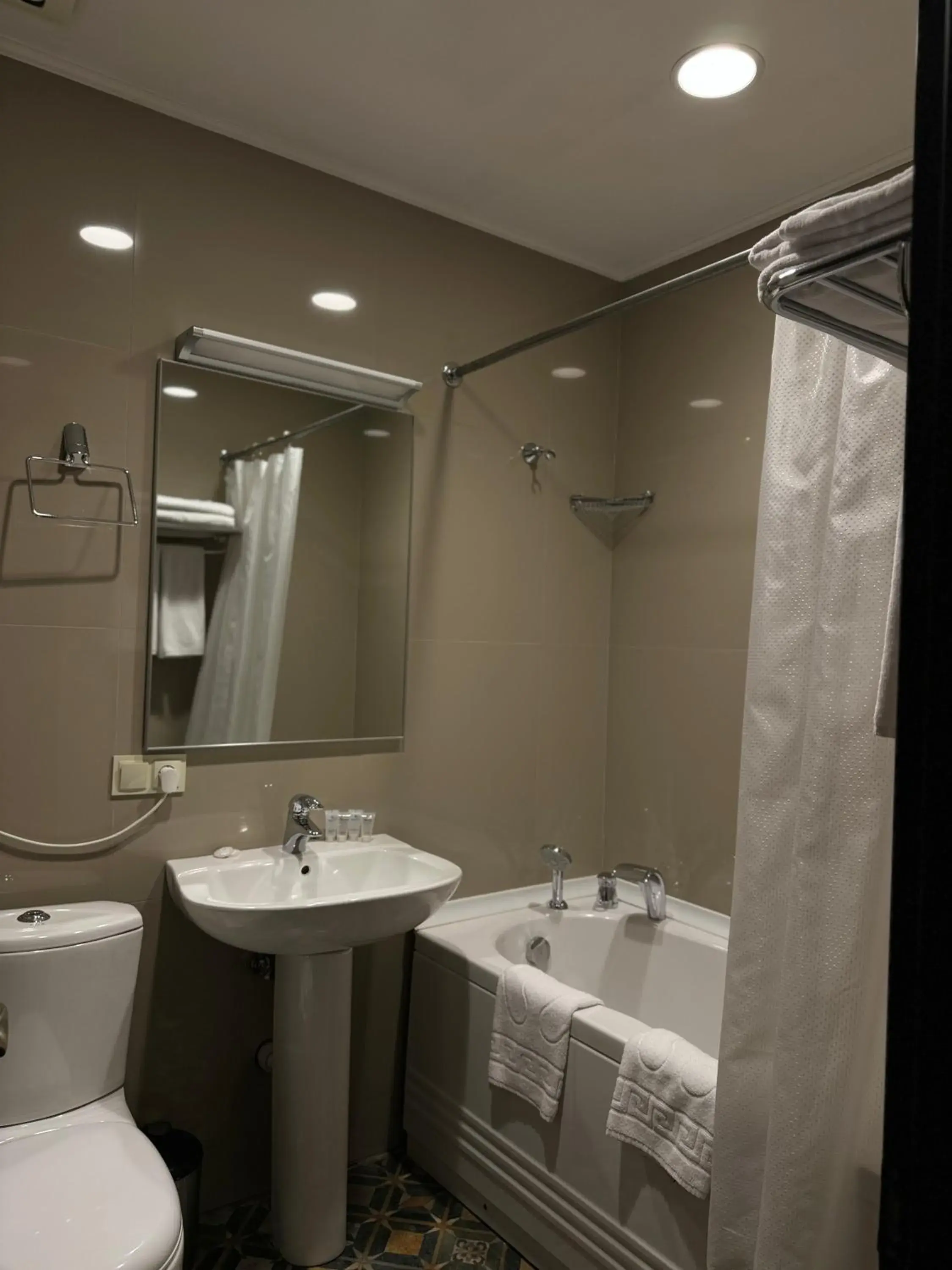 Shower, Bathroom in Redline Hotel