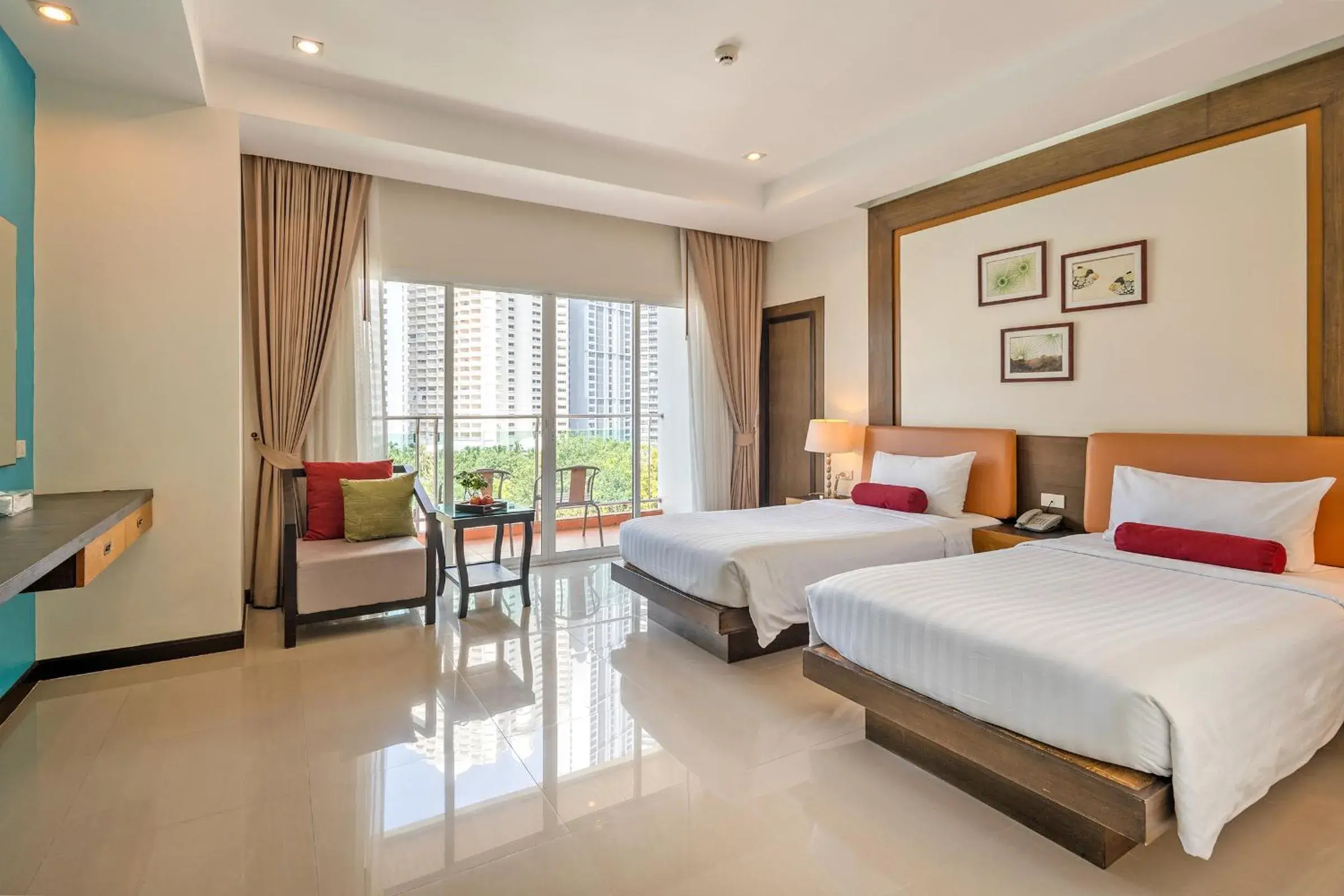 Bed in Prima Hotel Pattaya