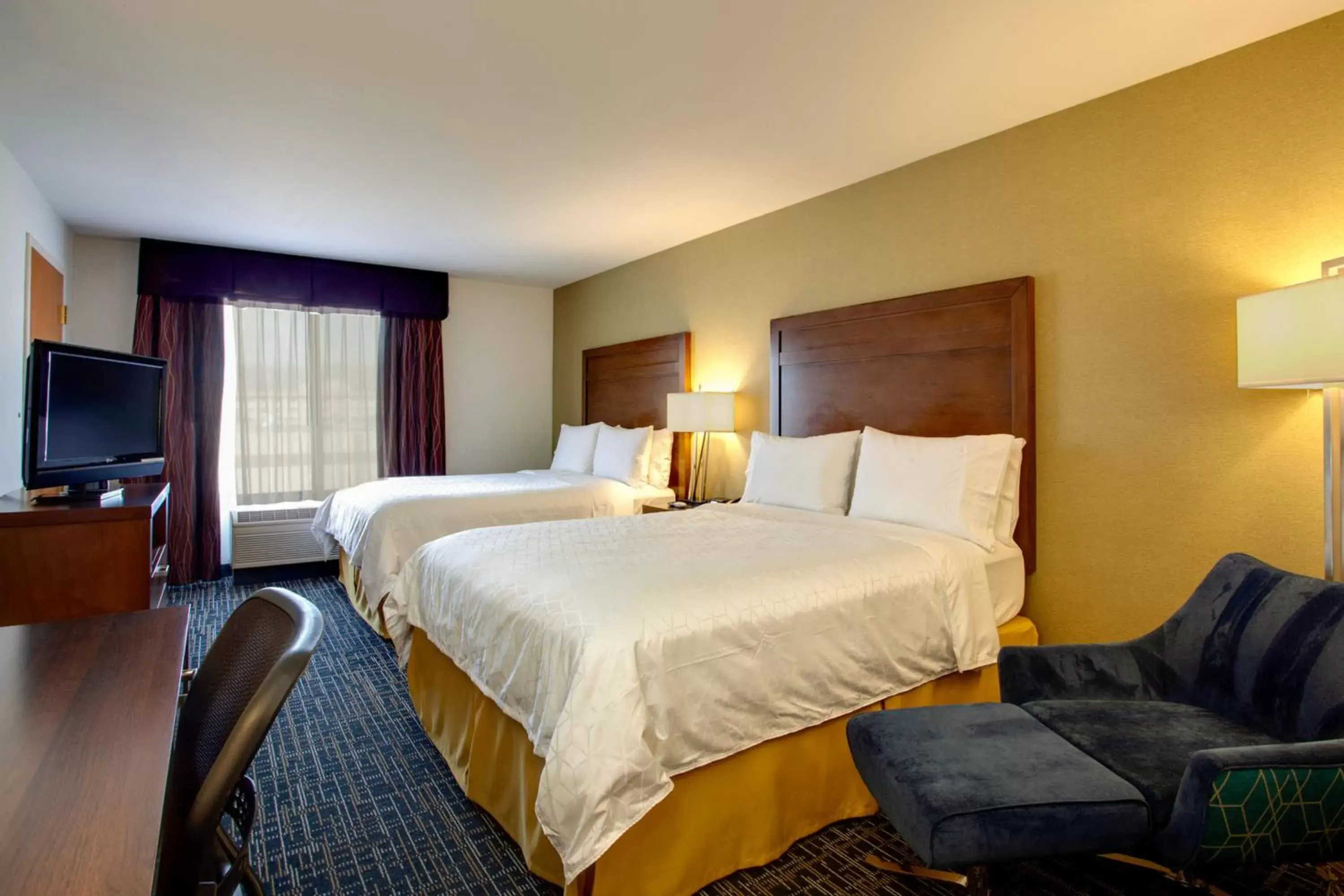 Photo of the whole room, Bed in Holiday Inn Express San Francisco Airport North, an IHG Hotel