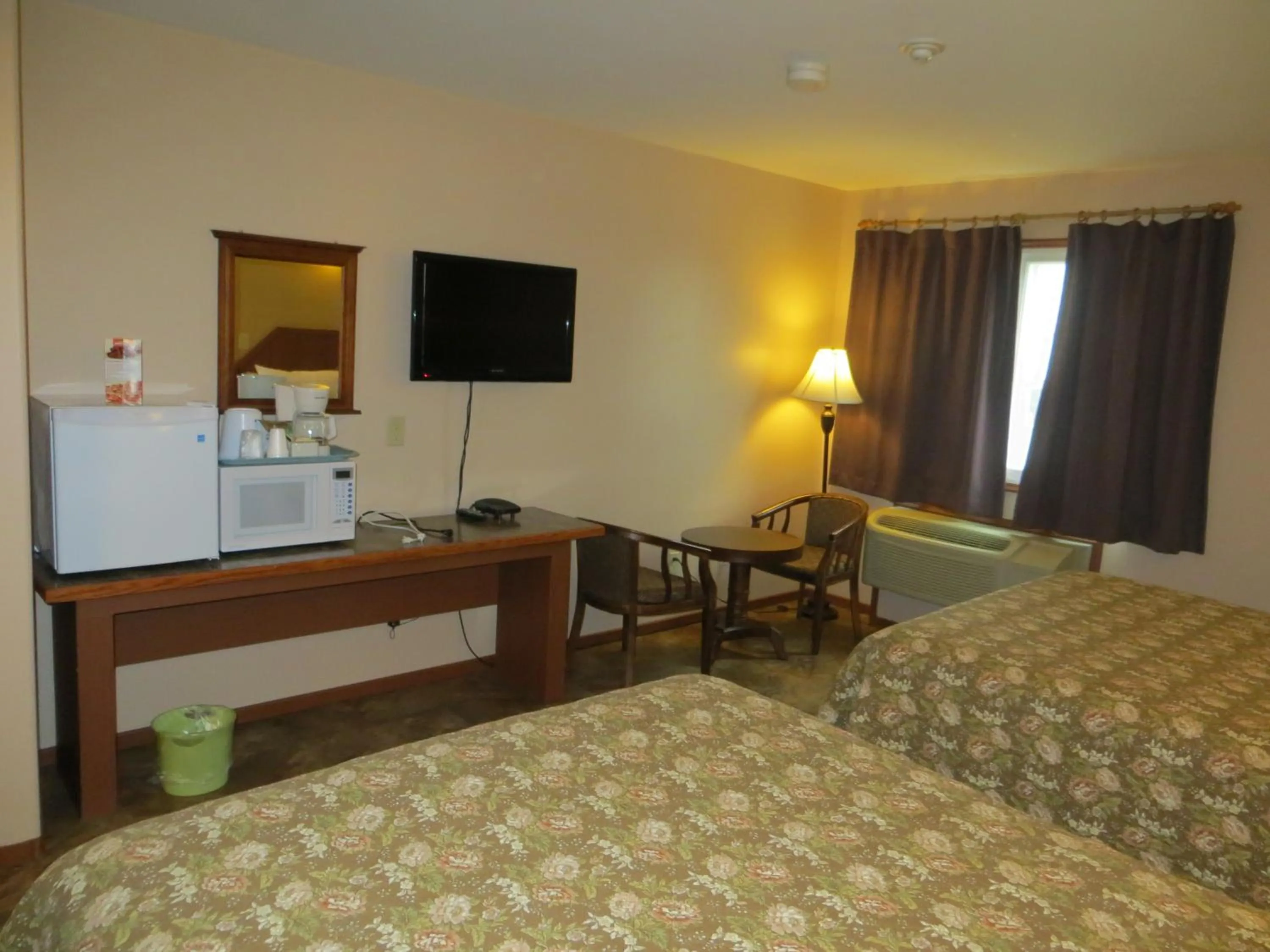 Photo of the whole room, Bed in Queen Bee Hotel