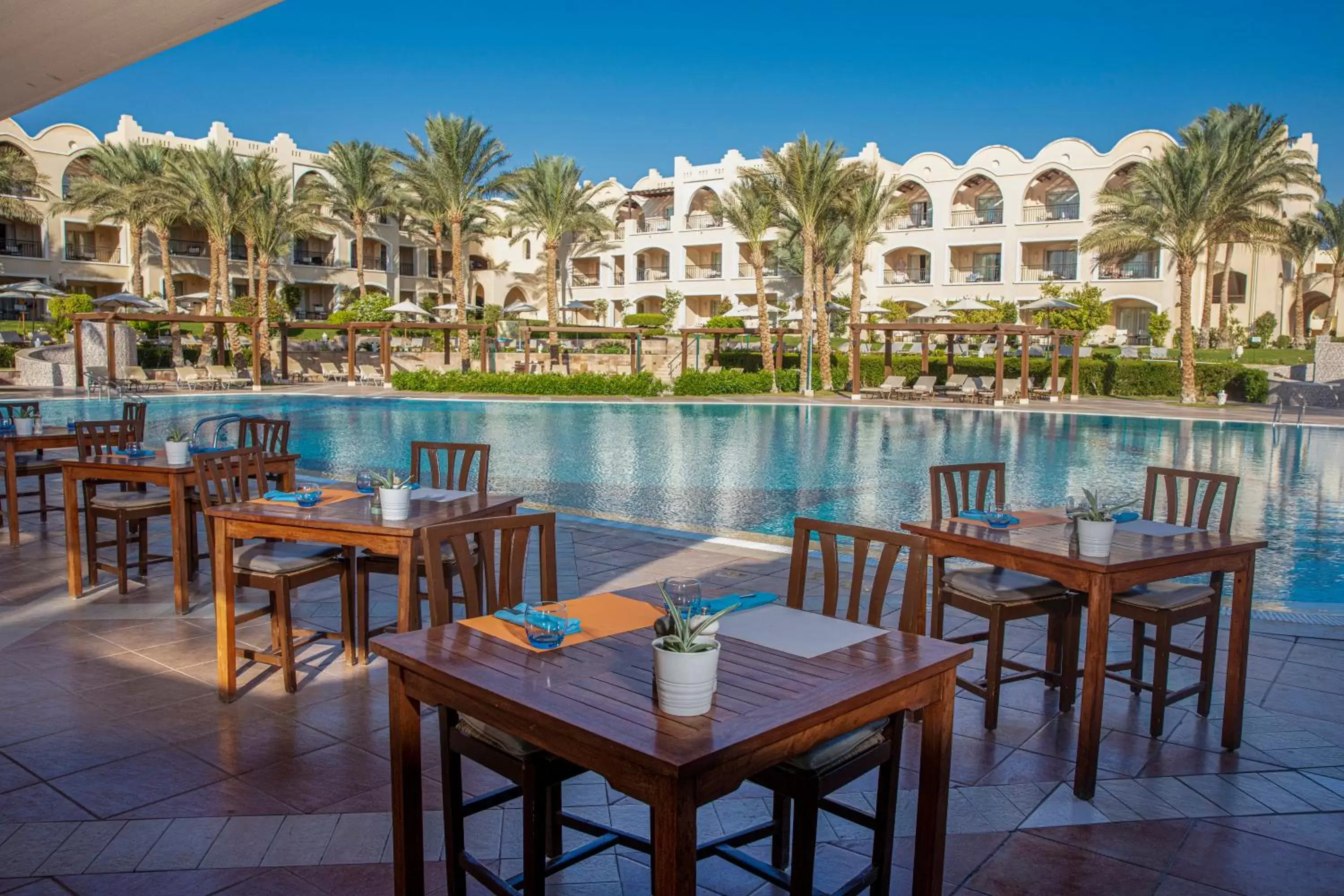 Restaurant/places to eat, Swimming Pool in Jaz Makadi Star & Spa