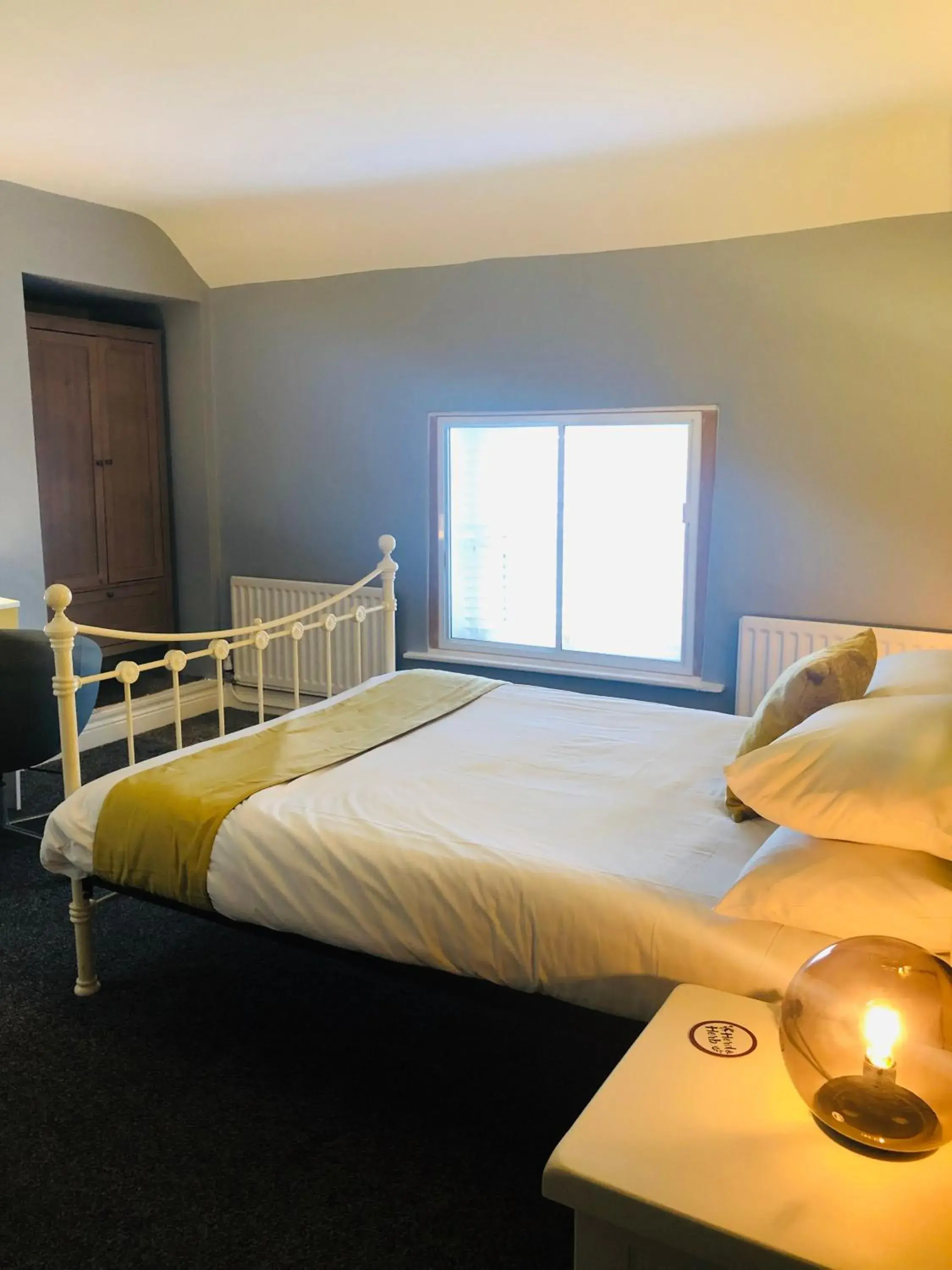 Bedroom, Bed in Hardwick Arms Hotel