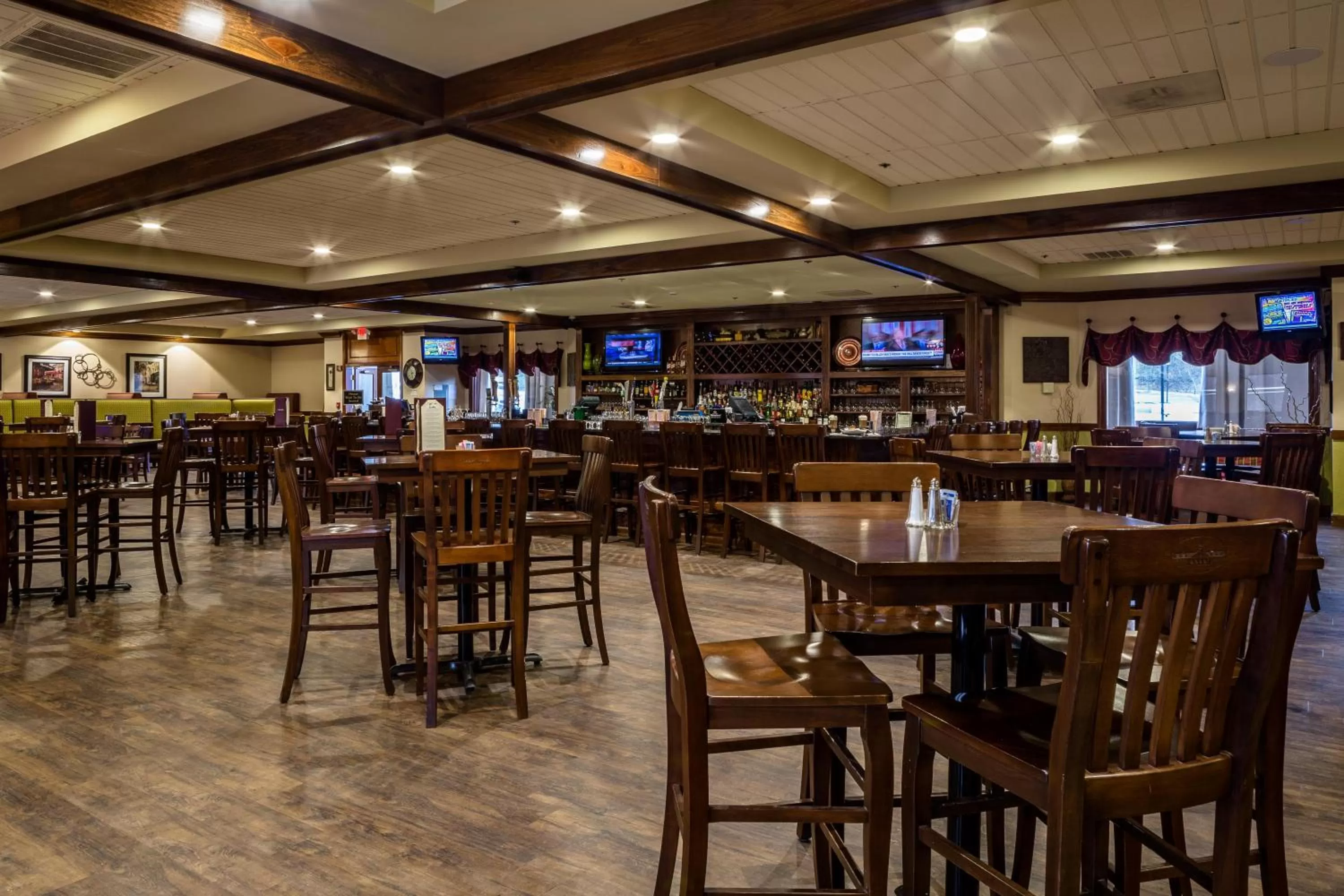 Restaurant/places to eat in Colonial Hotel