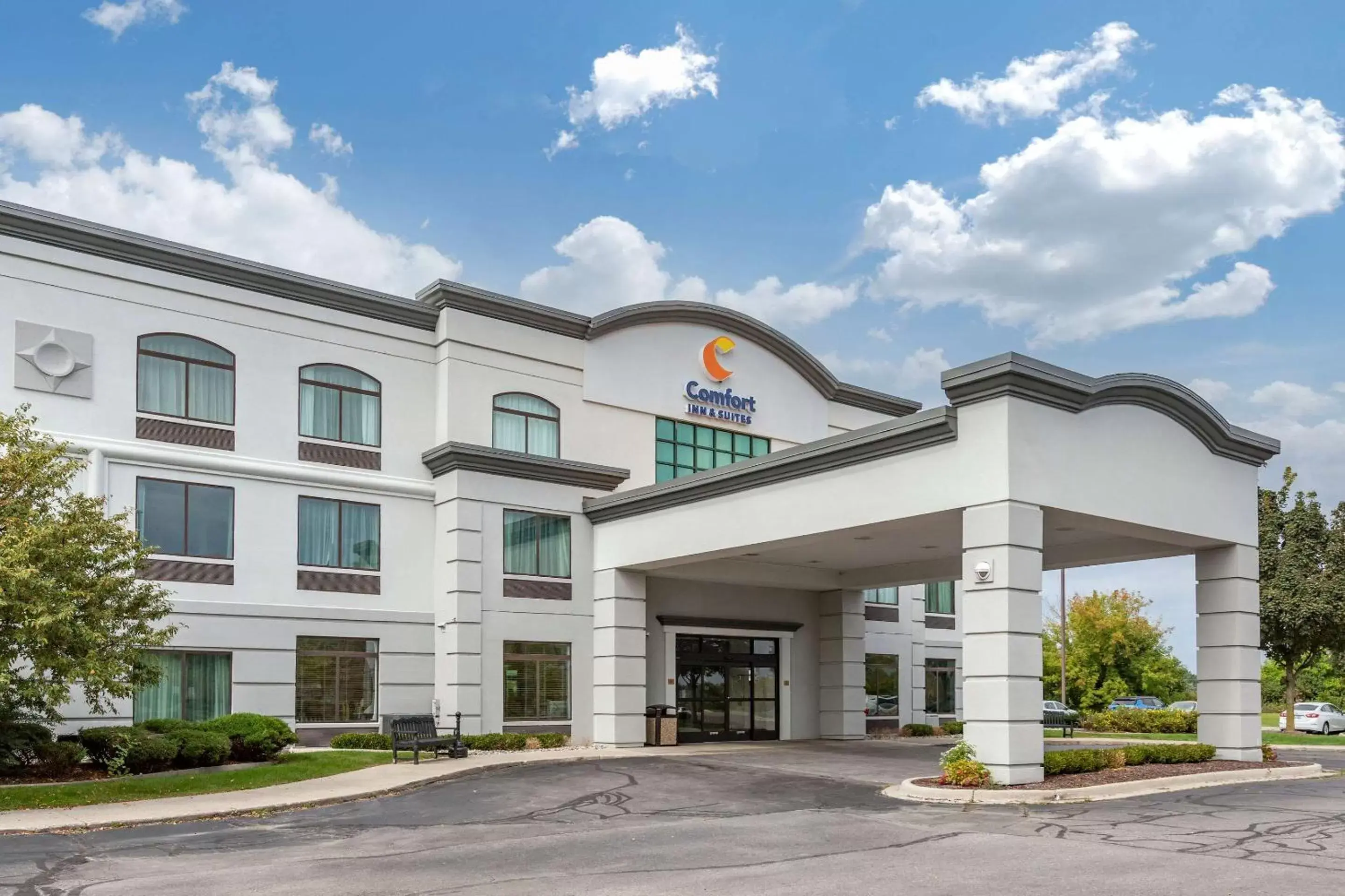 Property Building in Comfort Inn & Suites Grand Blanc-Flint