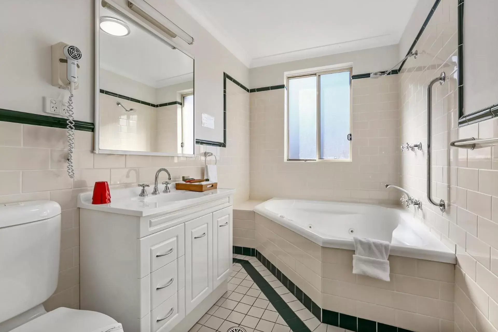 Photo of the whole room, Bathroom in Terralong Terrace Apartments
