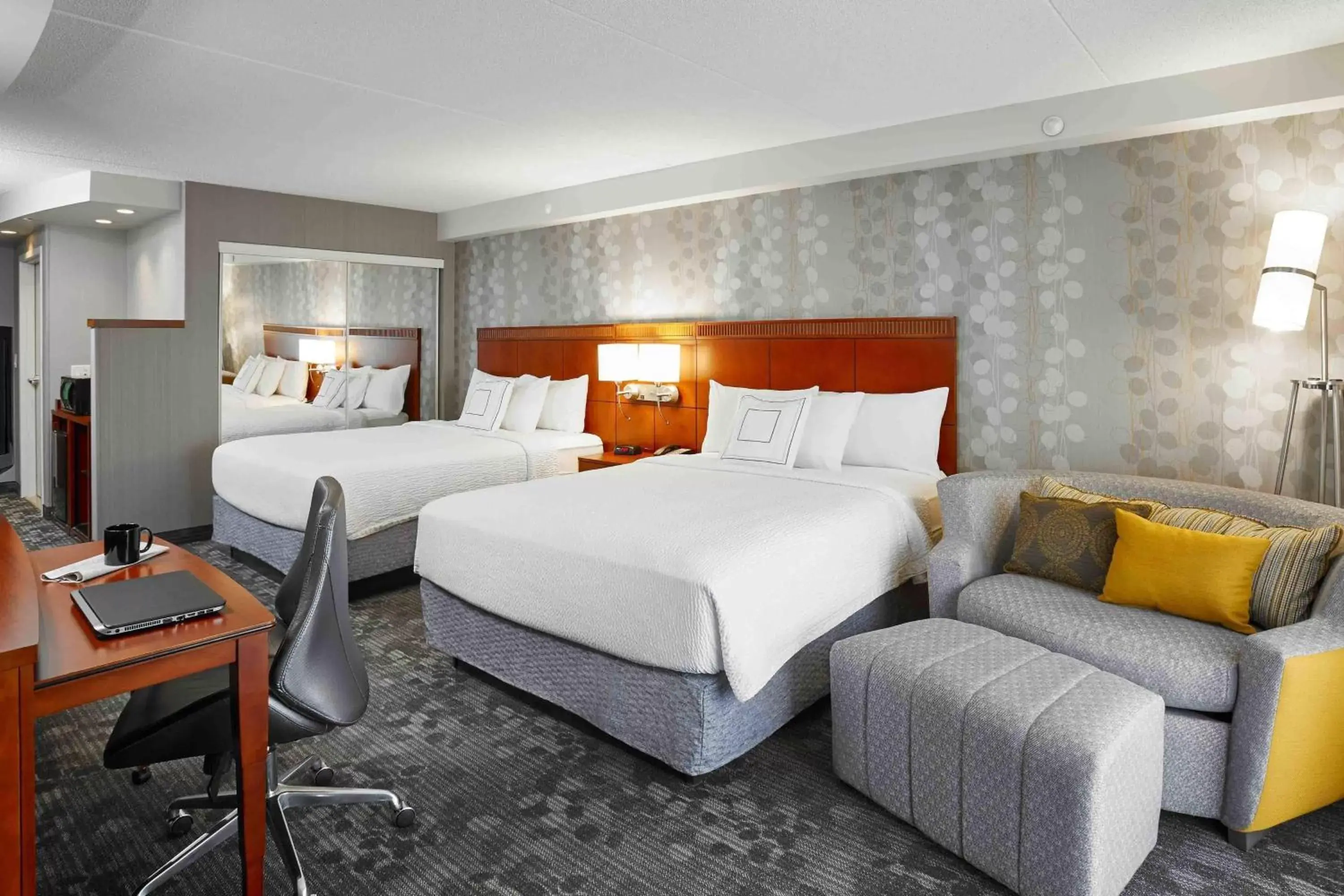 Photo of the whole room, Bed in Courtyard by Marriott Toronto Brampton