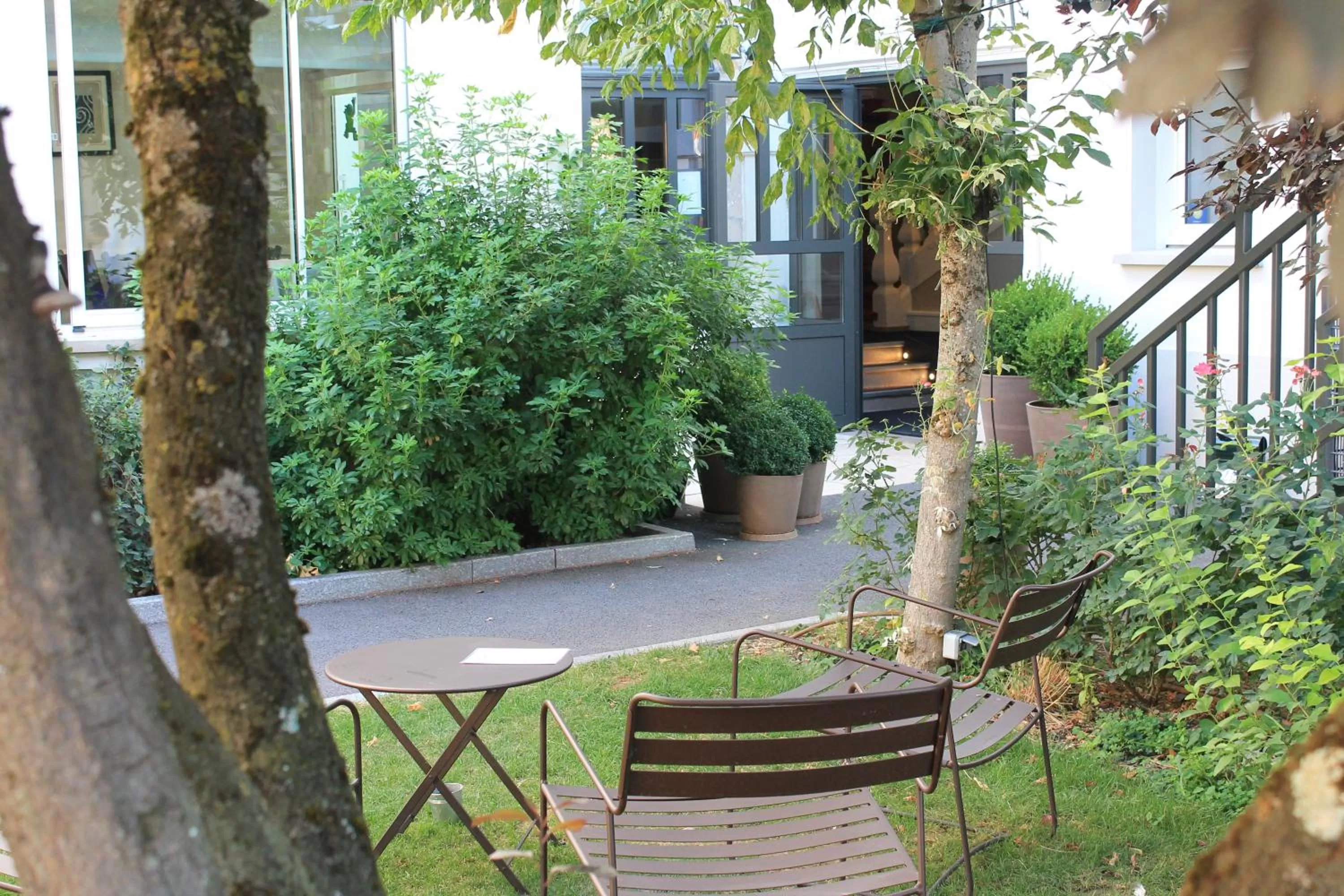 Garden in Hôtel jardin Le Pasteur