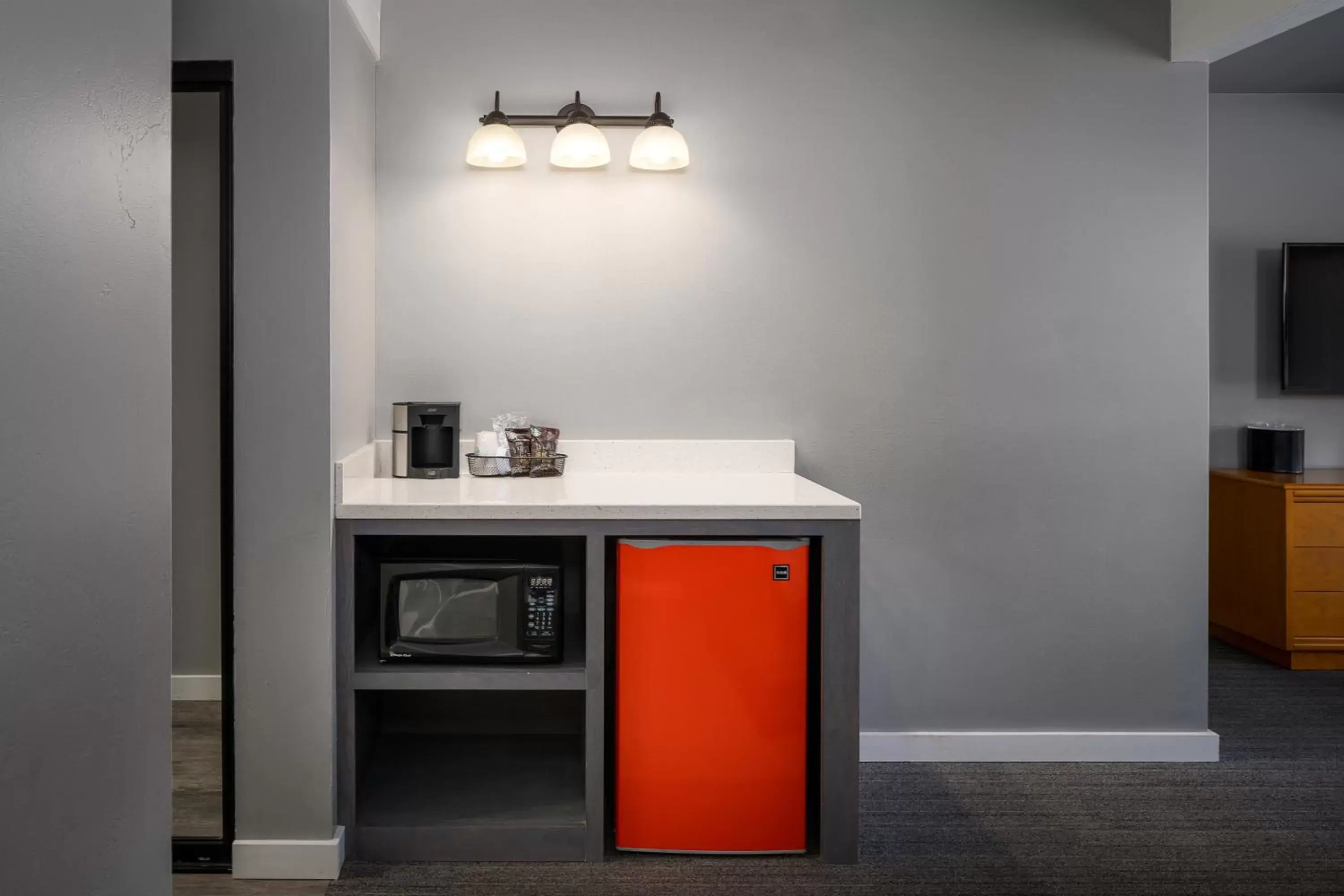 Coffee/tea facilities, Kitchen/Kitchenette in Tamarack Lodge