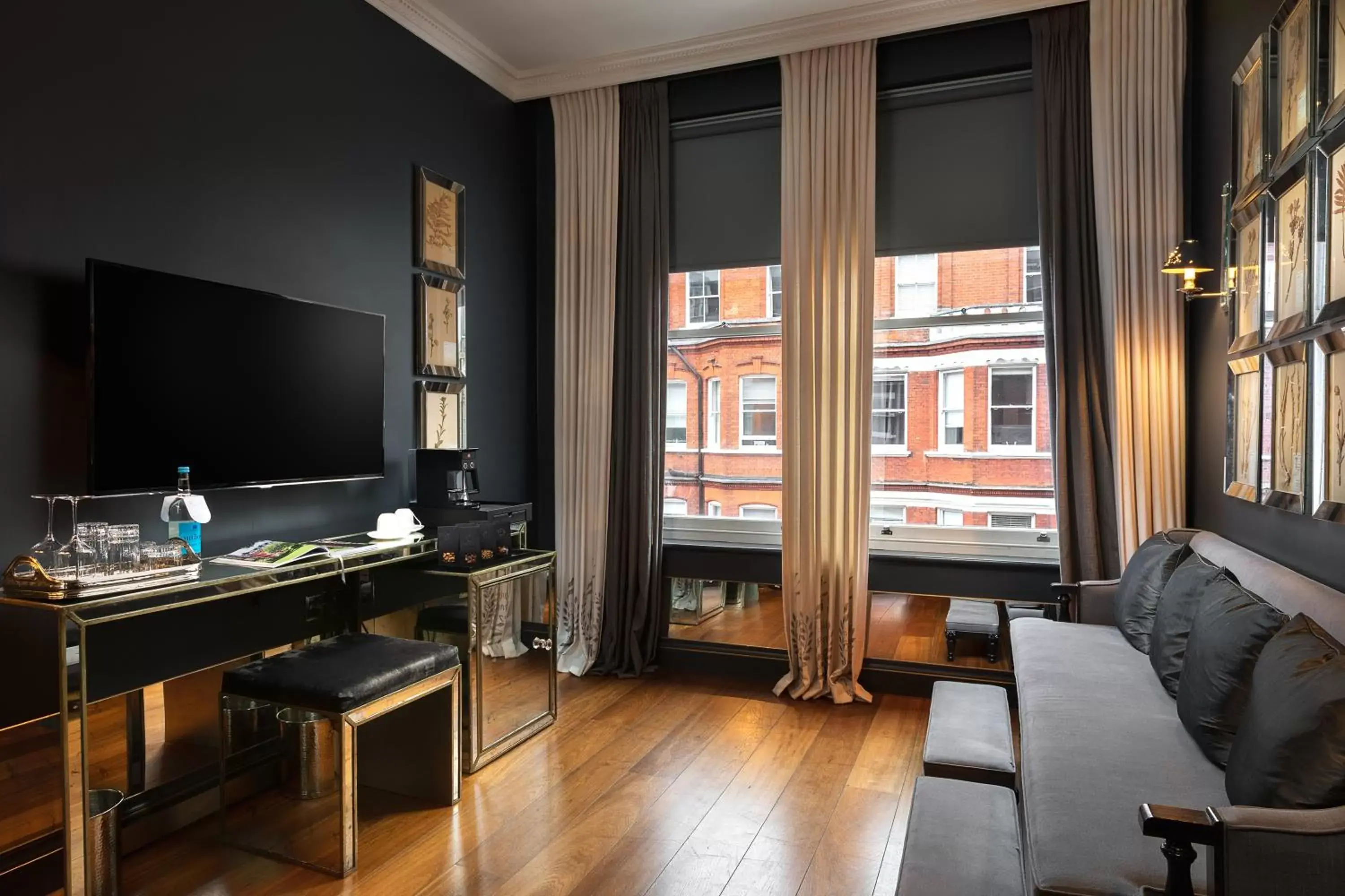Living room, TV/Entertainment Center in The Franklin London - Starhotels Collezione