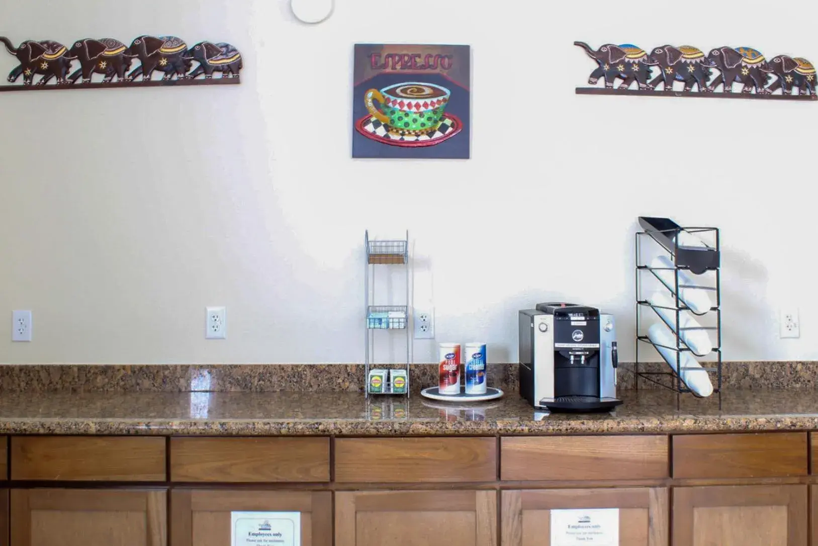Coffee/tea facilities, Kitchen/Kitchenette in The Bungalows Hotel & Event Center at Lakeline Austin / Cedar Park