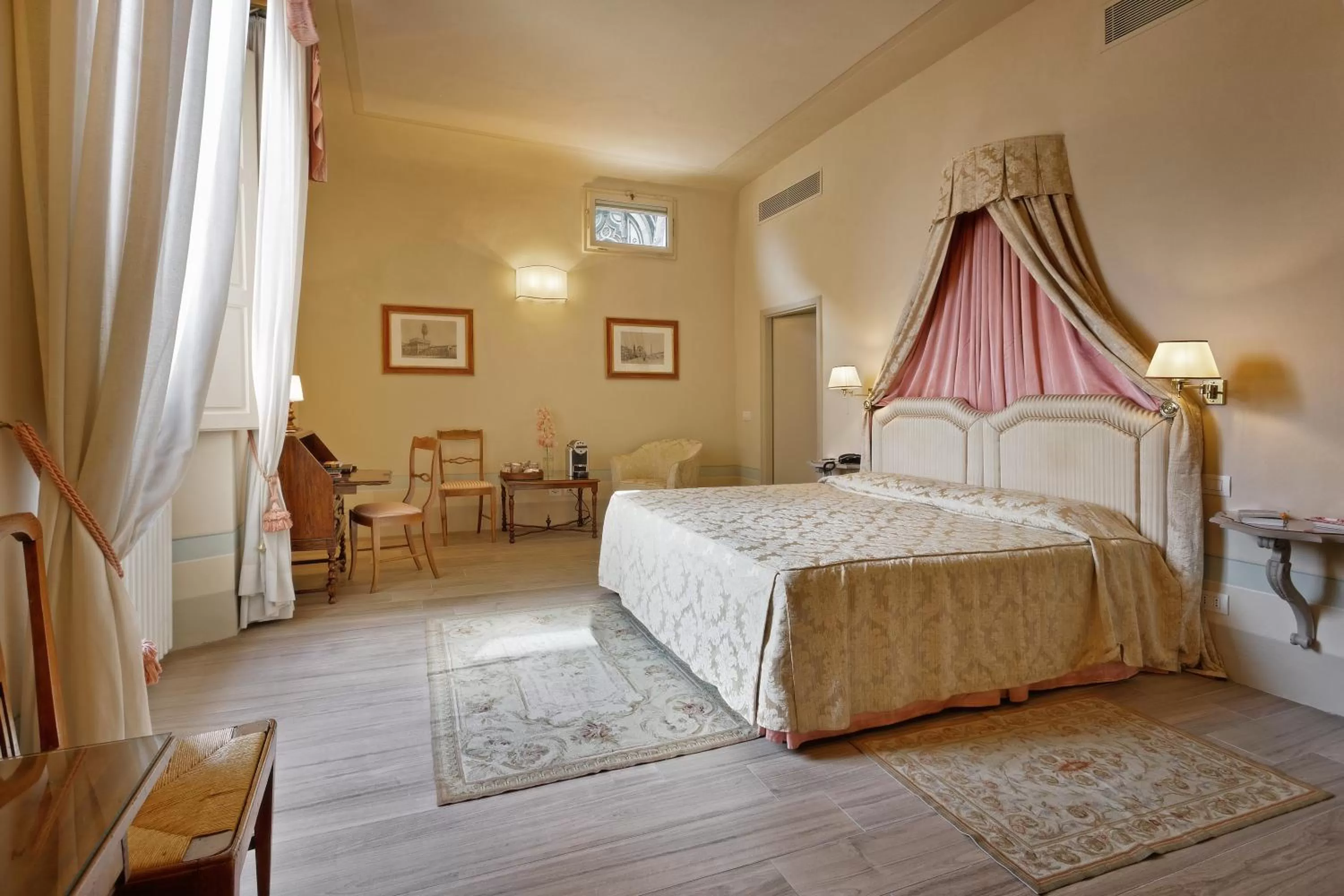 Bed in Palazzo Niccolini al Duomo Residenza D'Epoca