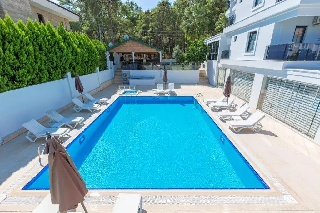 Swimming Pool in Forest Park Hotel