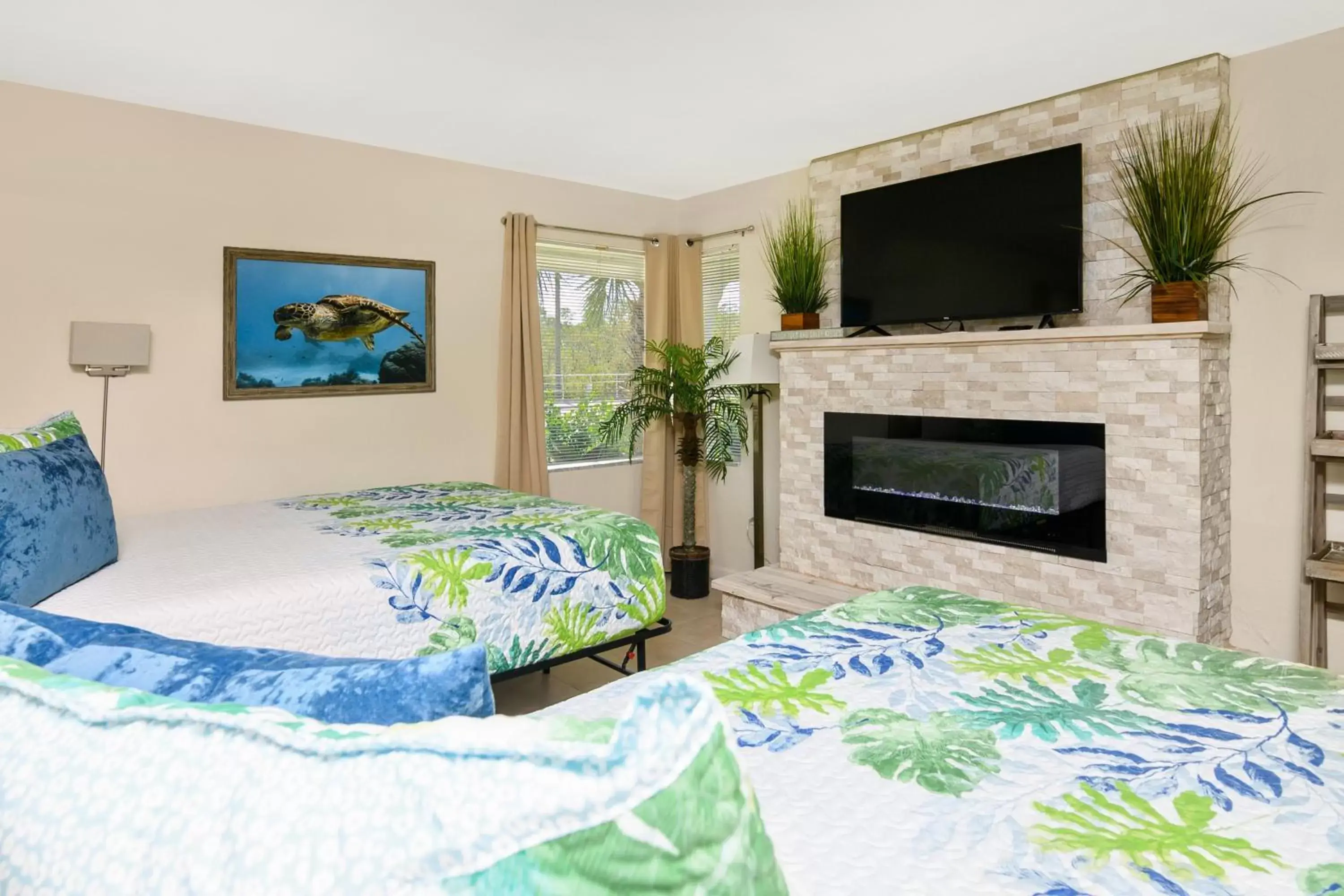 Bed, TV/Entertainment Center in Latitude 26 Waterfront Boutique Resort - Fort Myers Beach