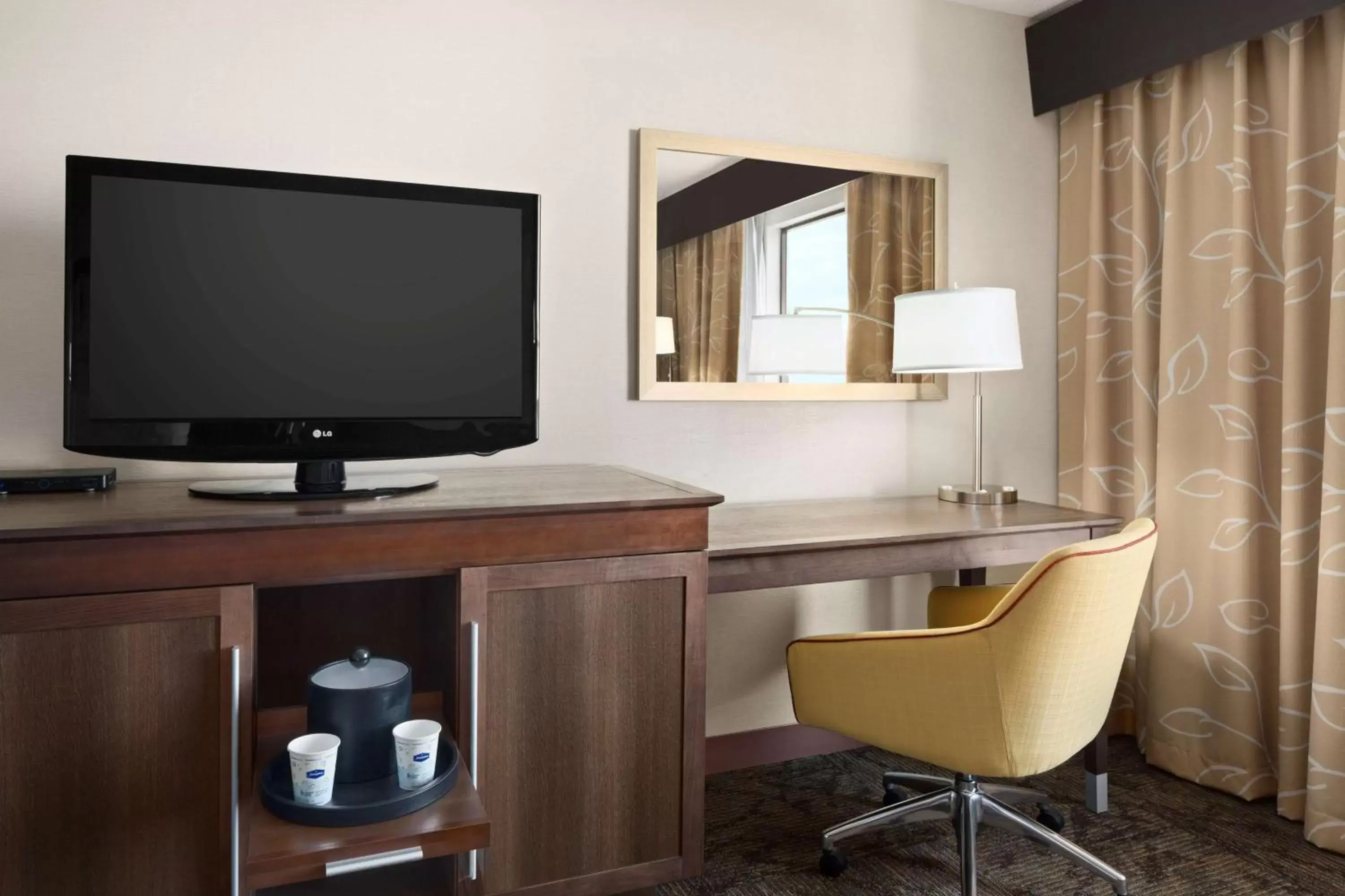 Bed, TV/Entertainment Center in Hampton Inn & Suites Detroit Sterling Heights