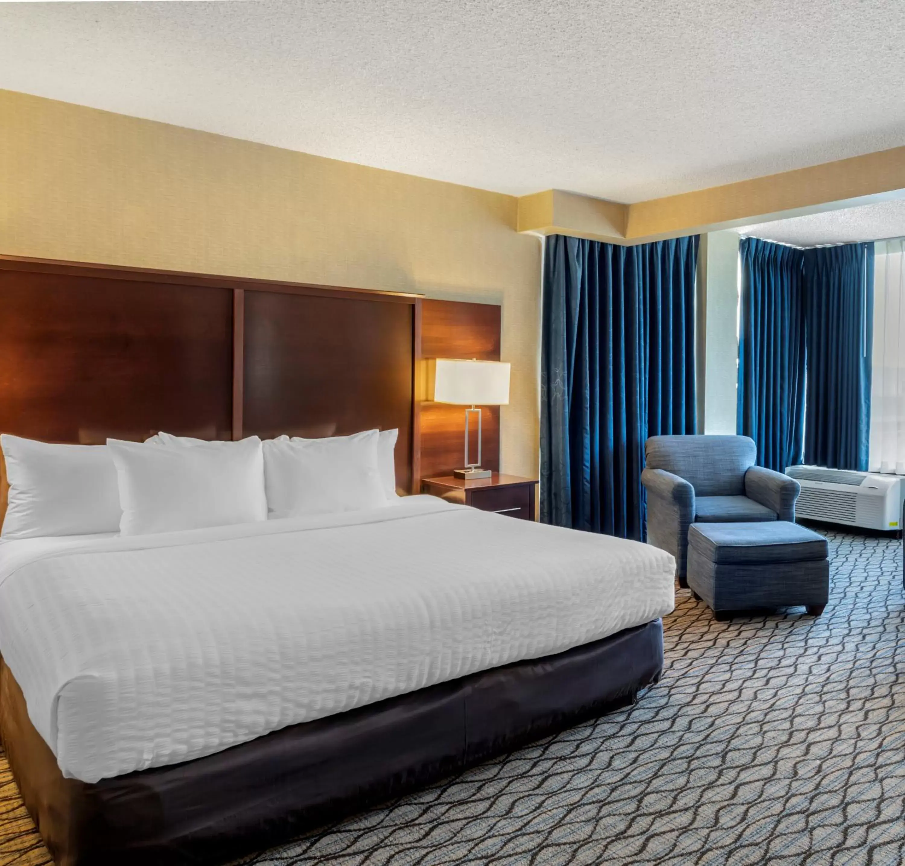Bed in Clarion Hotel Anaheim Resort