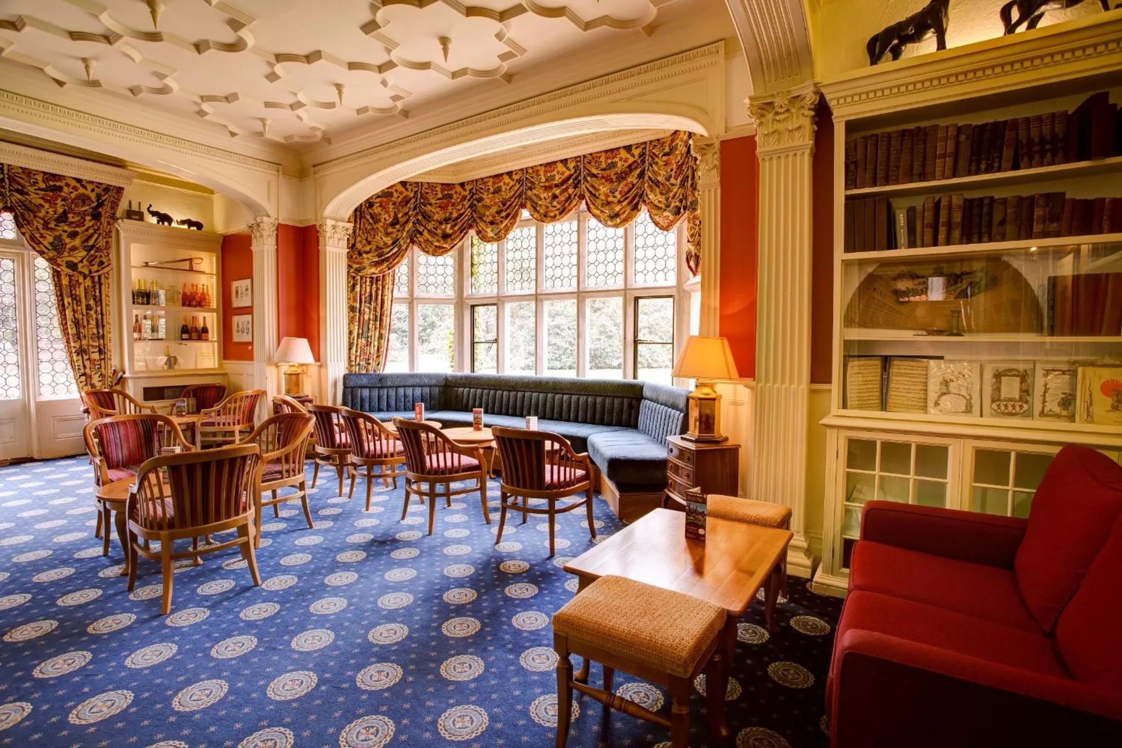 Lounge or bar in Best Western PLUS Grim's Dyke Hotel