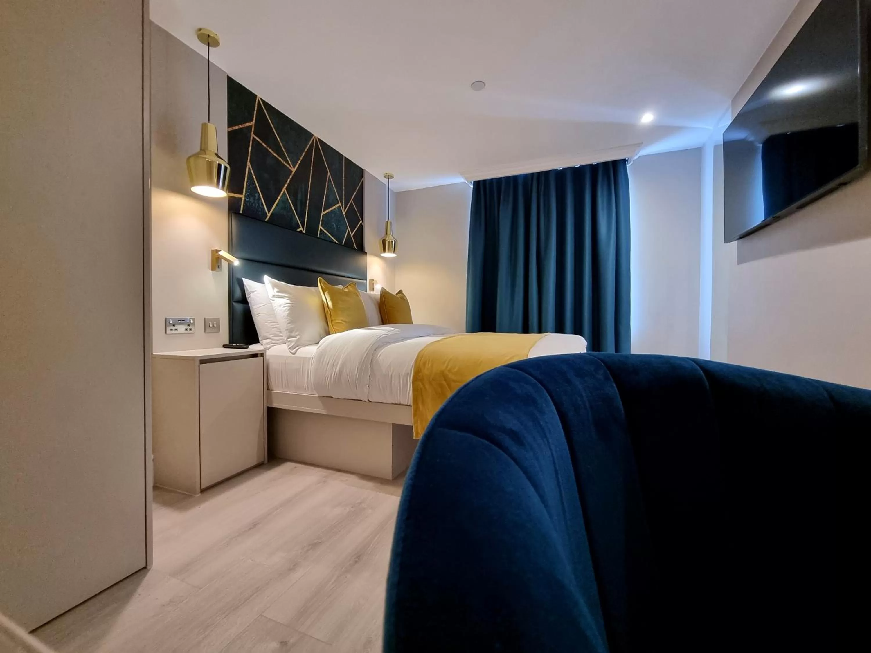 Photo of the whole room, Bed in NOX Kensington Gardens