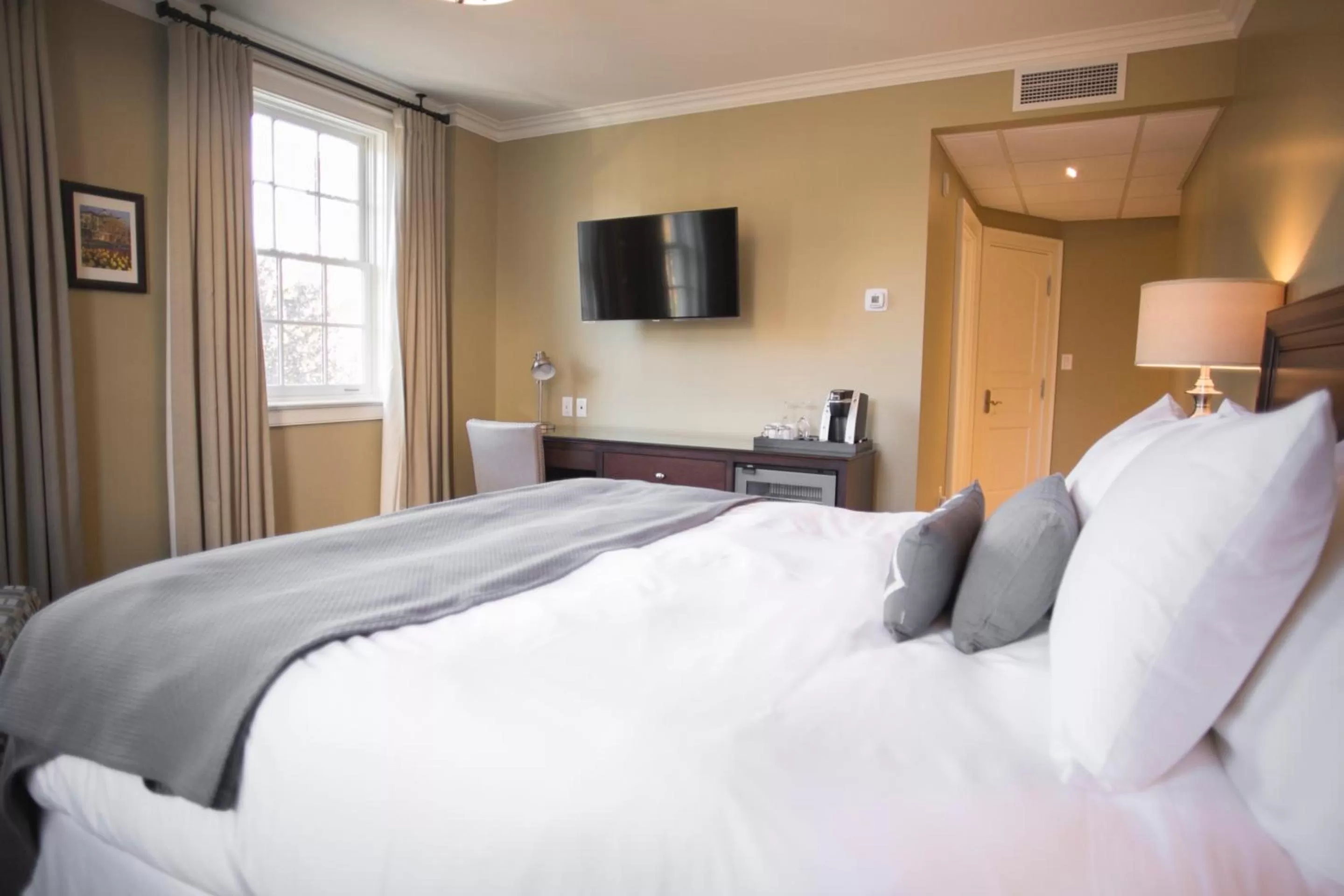 TV and multimedia, Bed in 124 on Queen Hotel & Spa