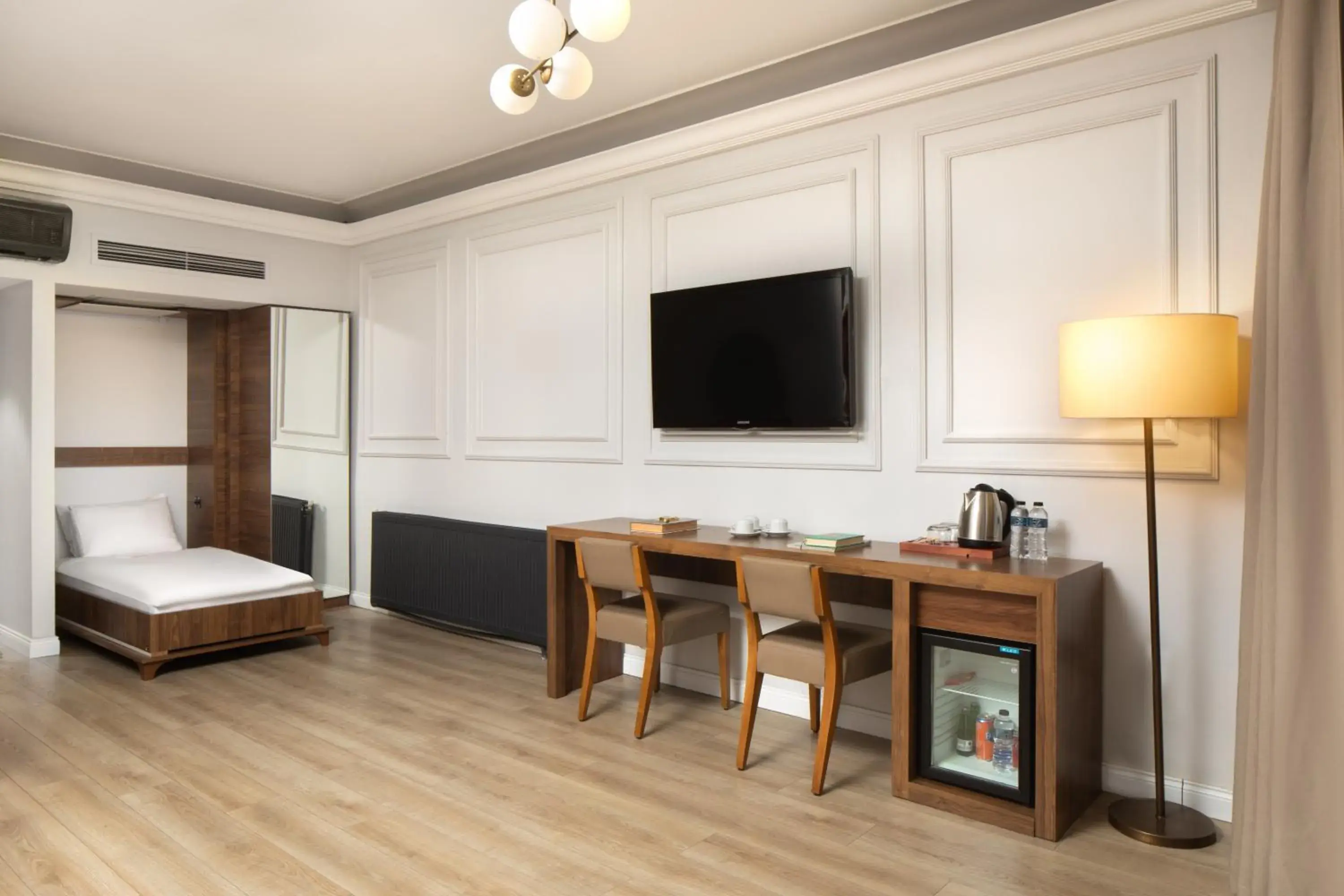 Bed, TV/Entertainment Center in Elan Hotel Istanbul Pera