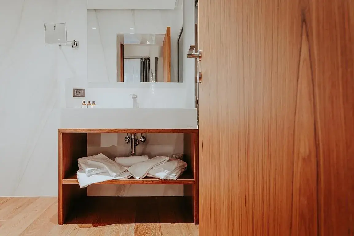 Bed in Bacã Suites, Restaurant & Bar