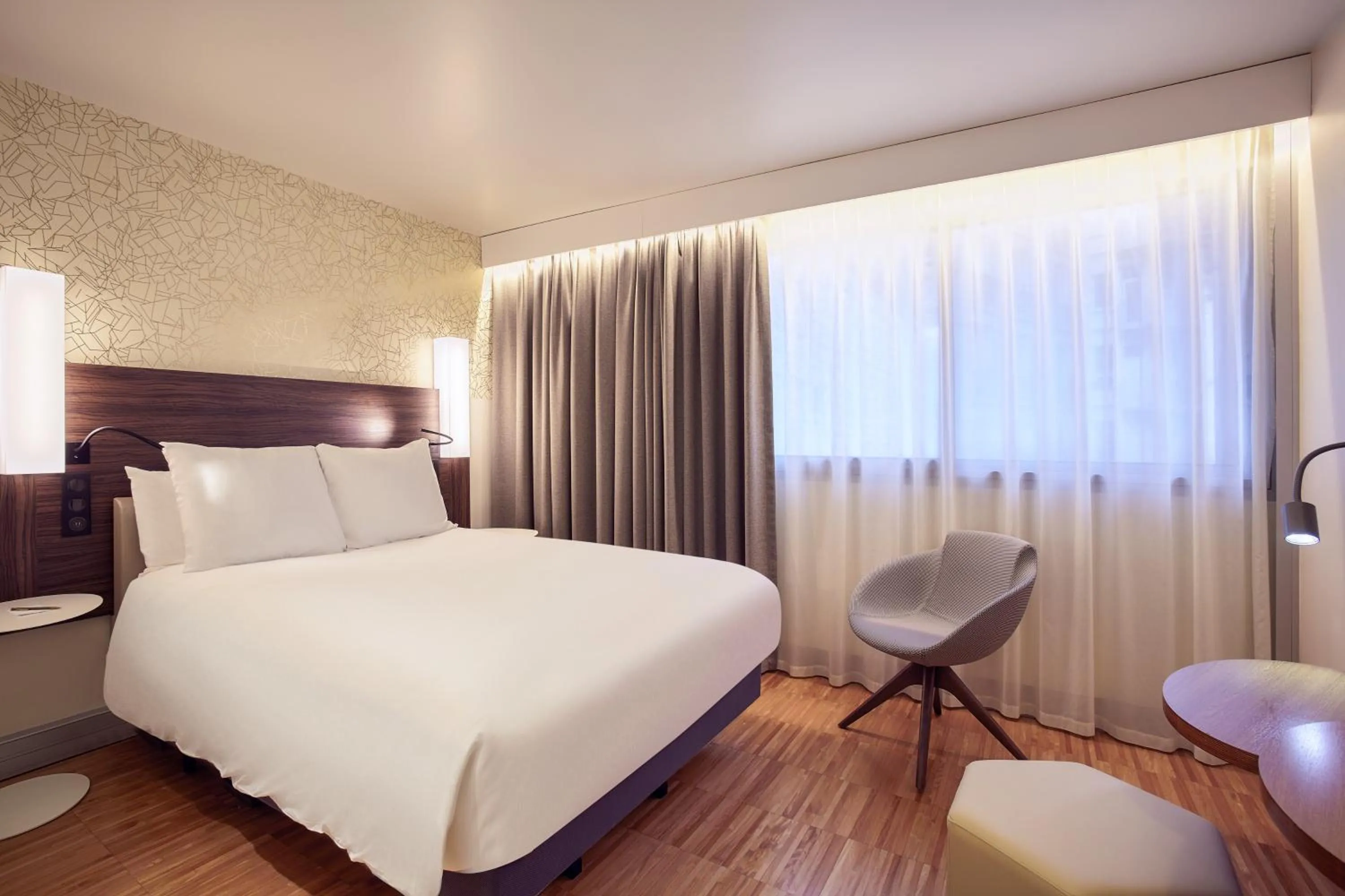 Staff, Bed in Mercure Paris Arc de Triomphe Etoile