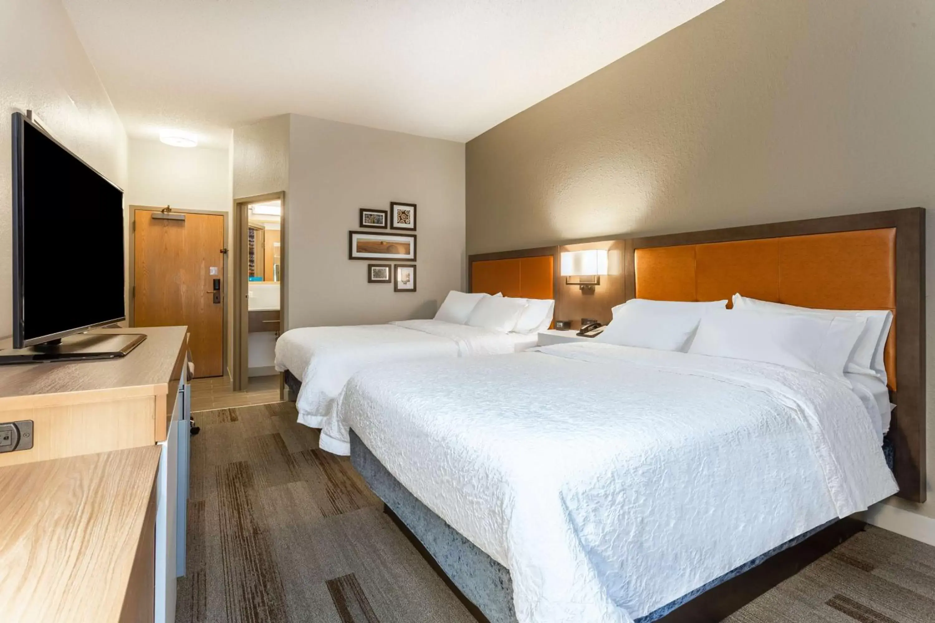 Bedroom, Bed in Hampton Inn Cedar Rapids