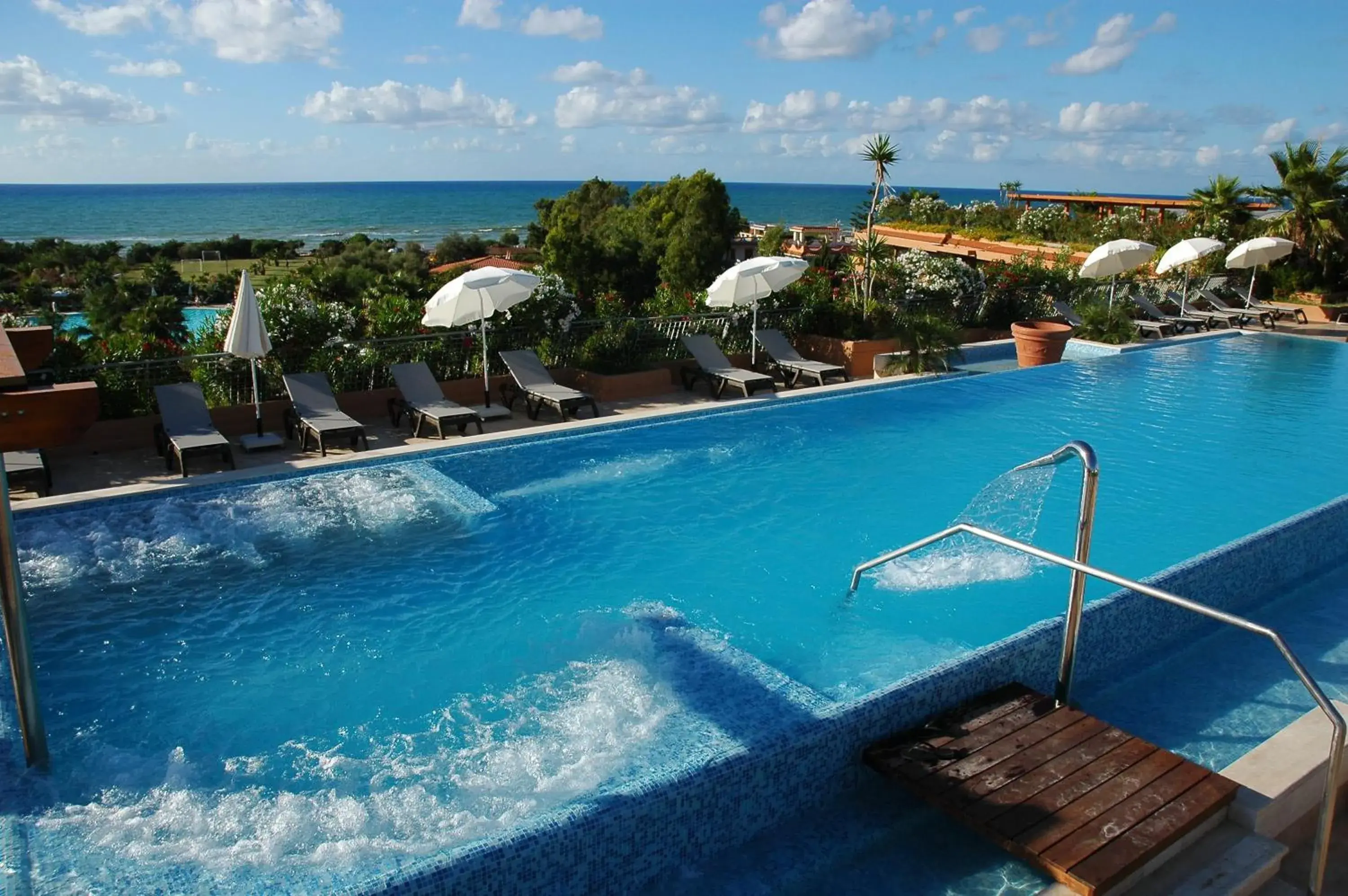 Solarium, Swimming Pool in Acacia Resort Parco Dei Leoni