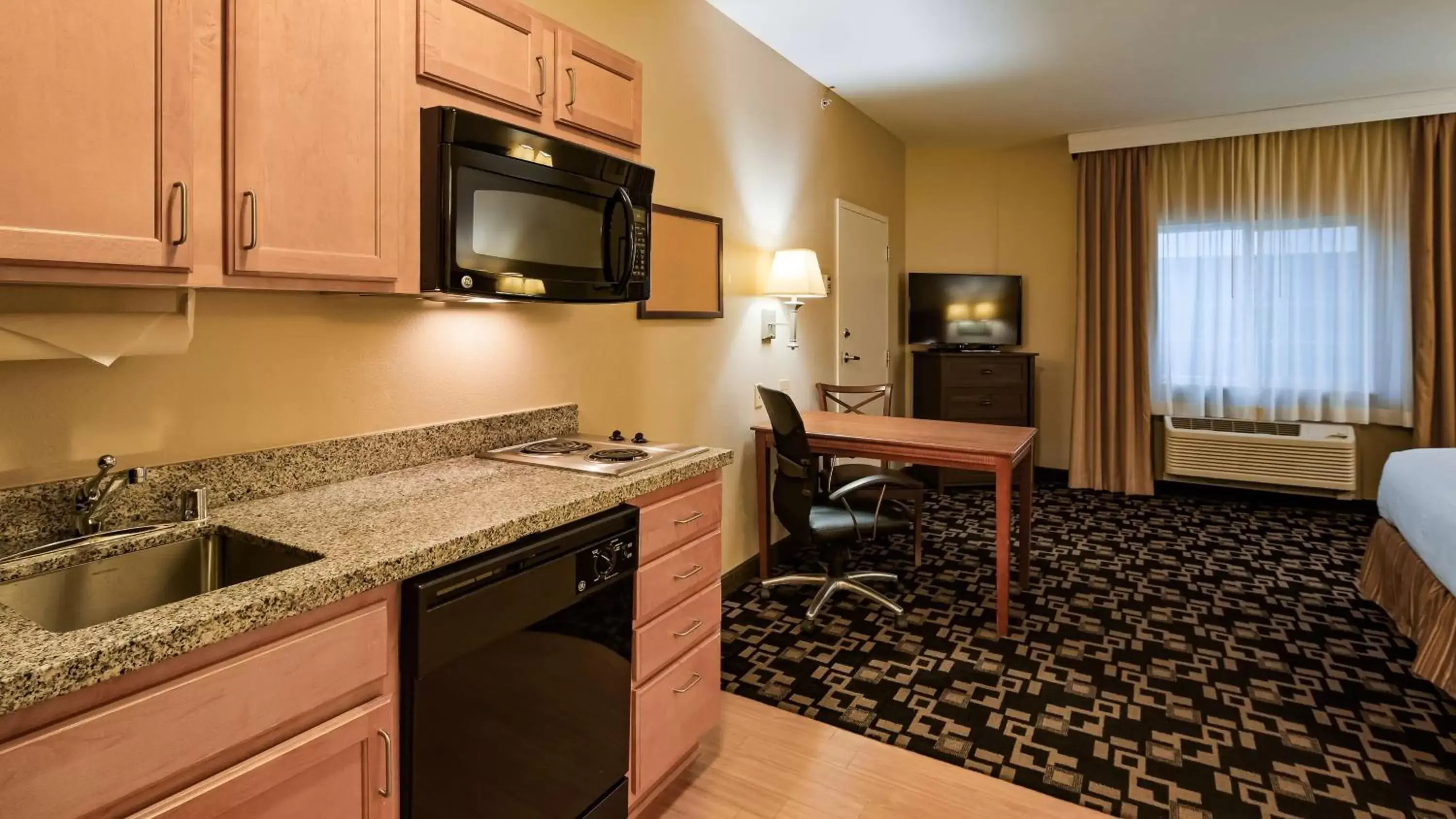 Photo of the whole room, Kitchen/Kitchenette in Best Western Plus Wausau-Rothschild Hotel