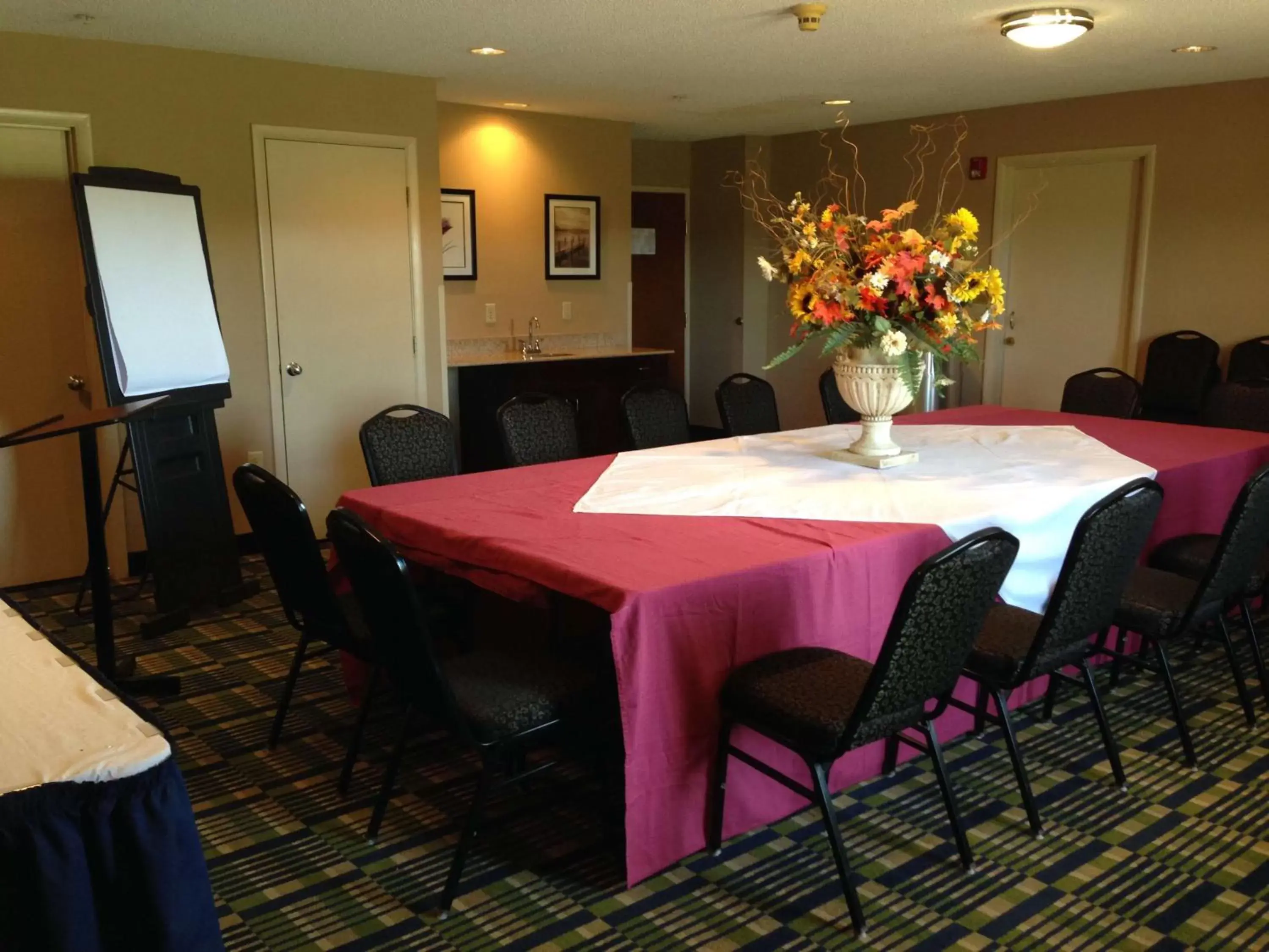 On site, Dining Area in SureStay Plus Hotel by Best Western Roanoke Rapids I-95