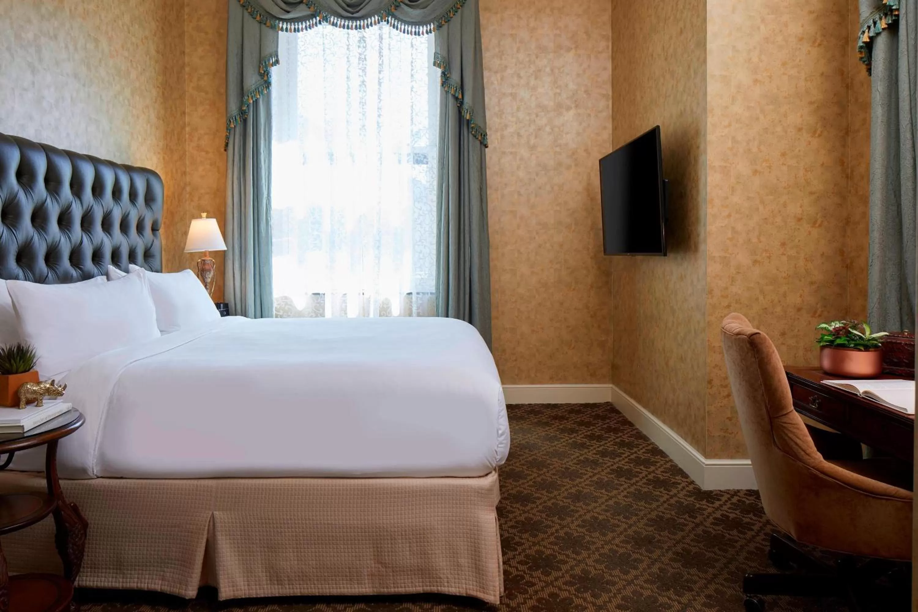 Bedroom, Bed in Renaissance Minneapolis Hotel, The Depot