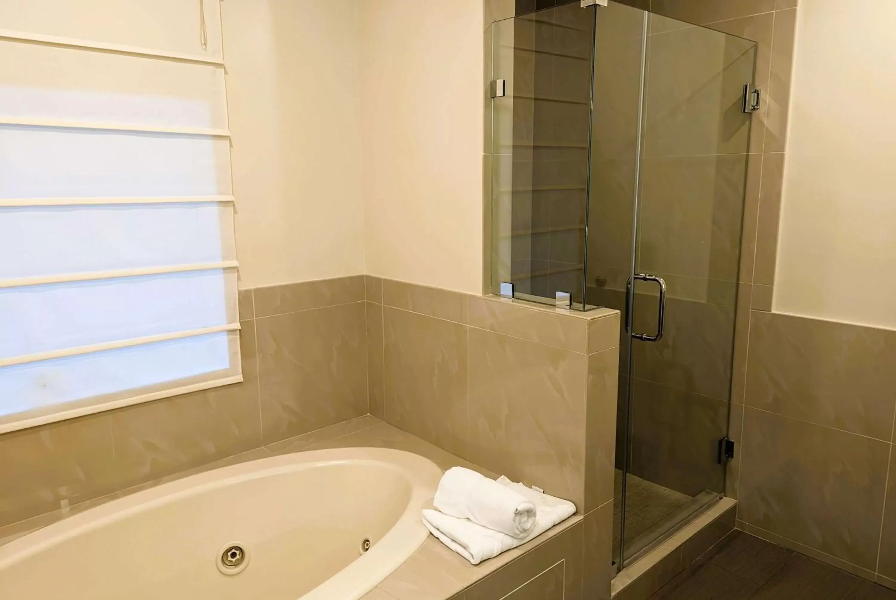 TV and multimedia, Bathroom in Ramada by Wyndham Culver City
