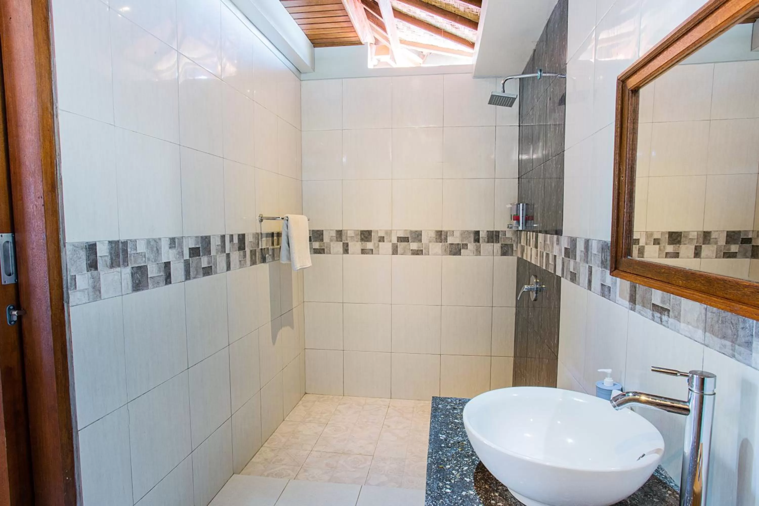 Bathroom in Nusa Veranda Sunset Villas & Restaurant