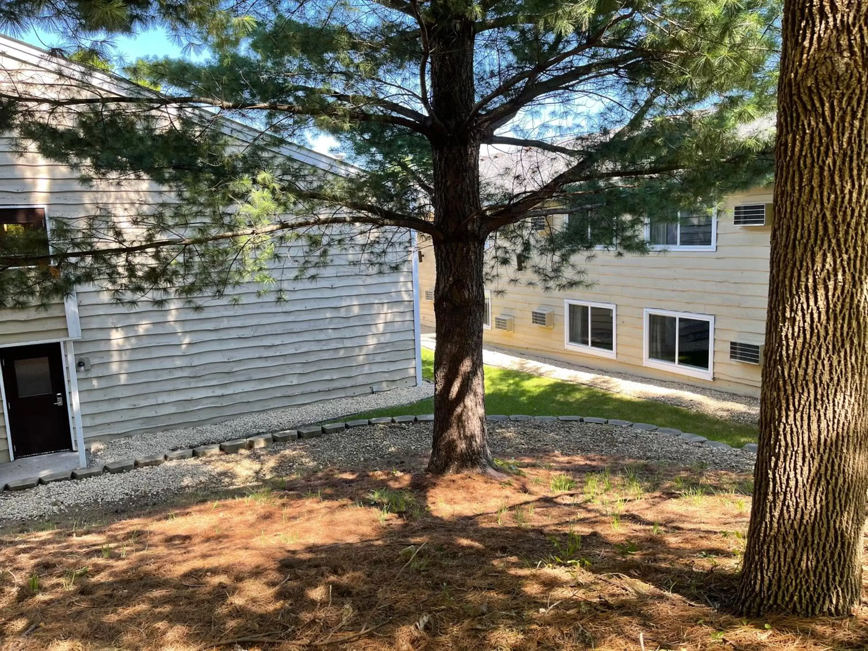 Garden in Nichols Inn & Suites