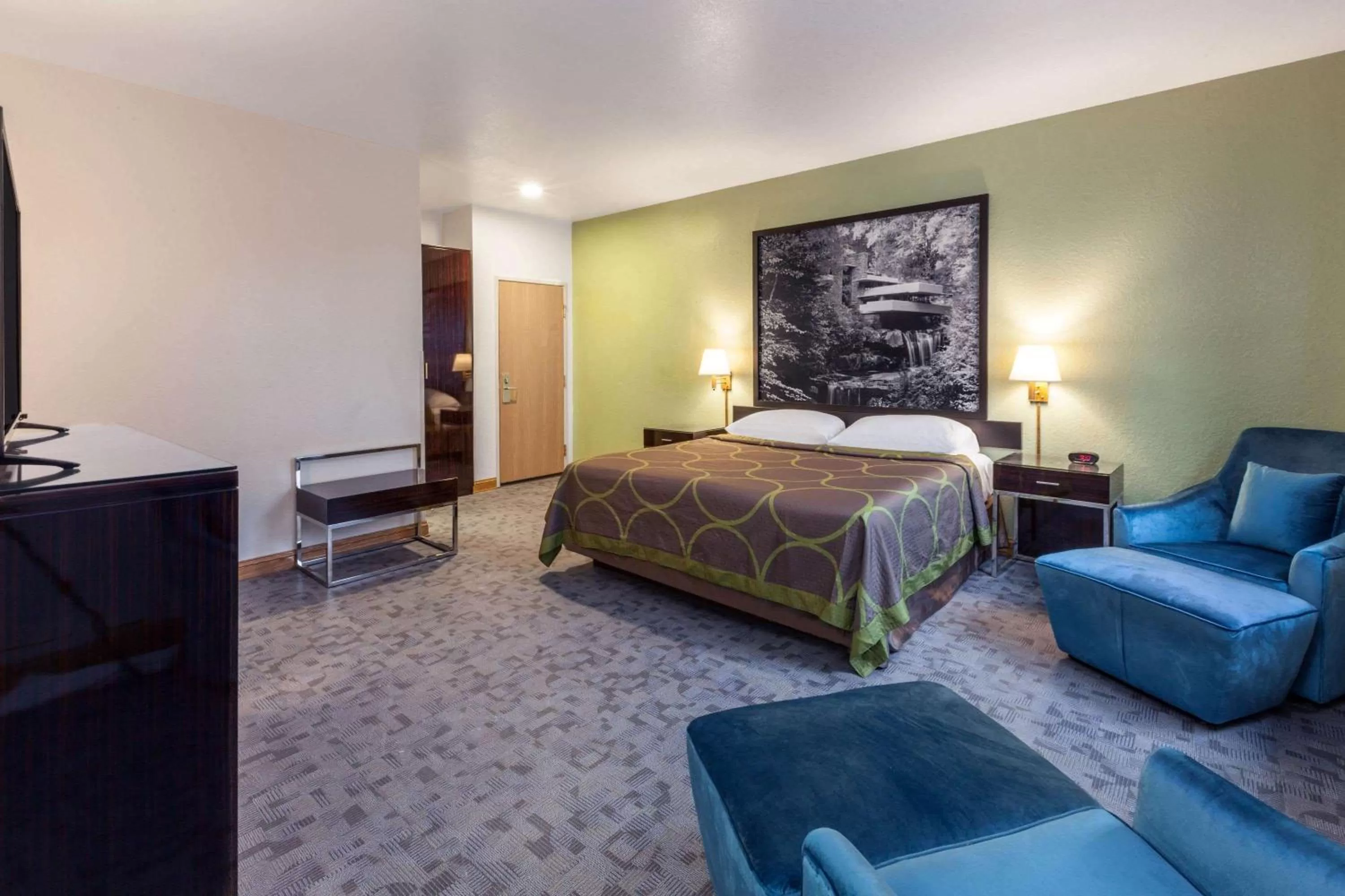 Photo of the whole room, Bed in Super 8 by Wyndham Uniontown PA