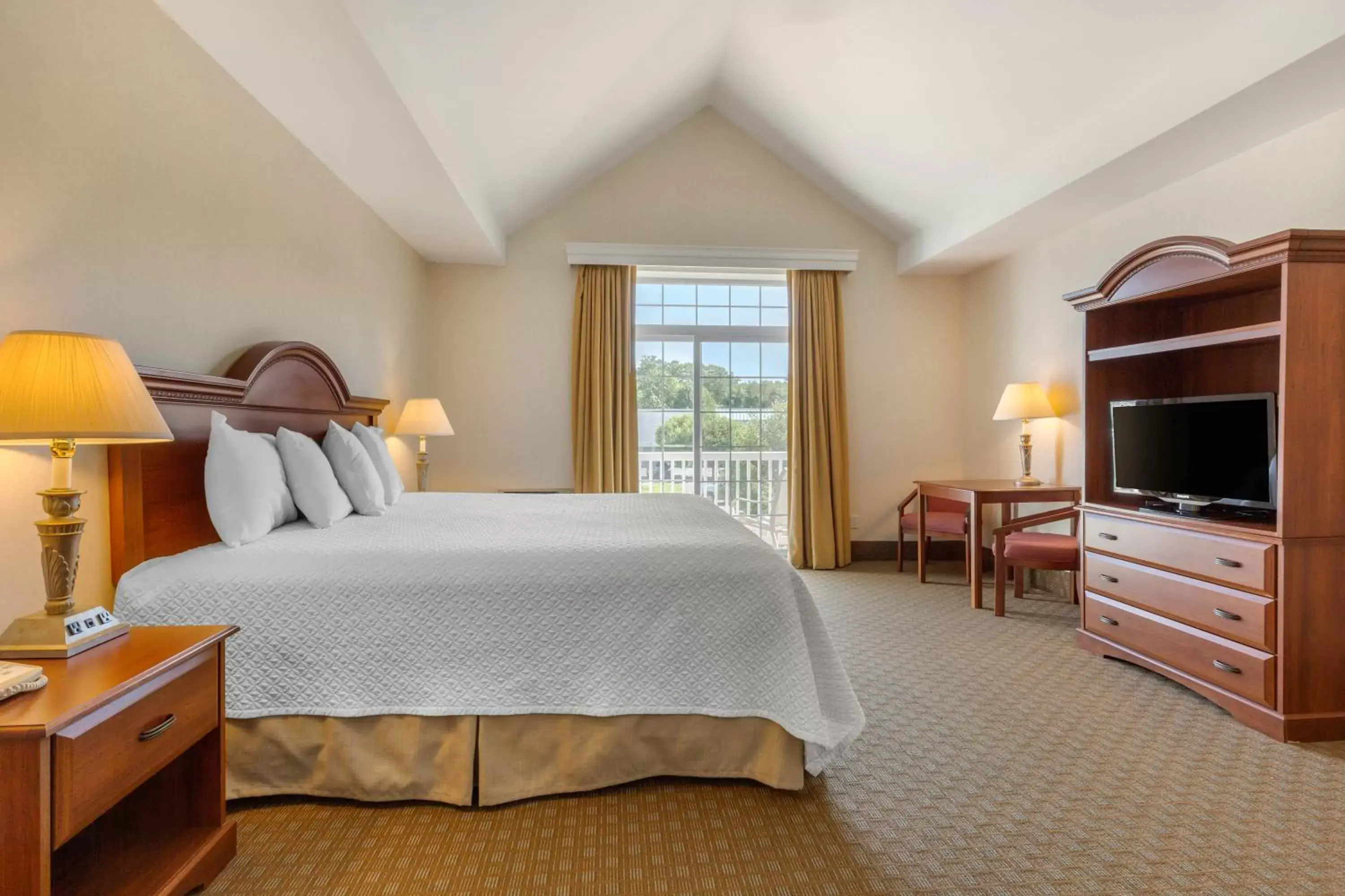 Photo of the whole room, Bed in Ogunquit Hotel and Suites