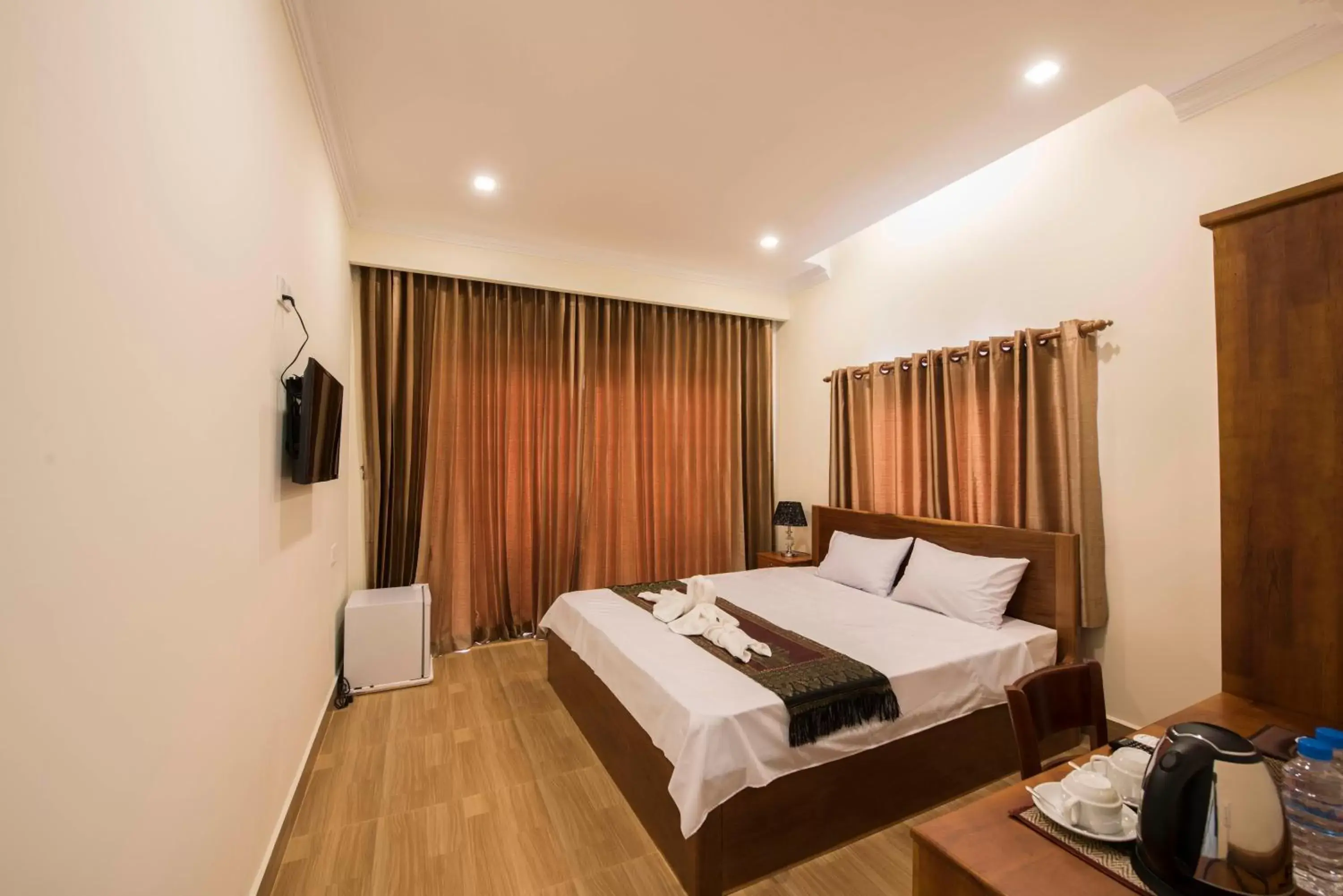 Bedroom, Bed in Phnom Penh Le Vincent Hotel