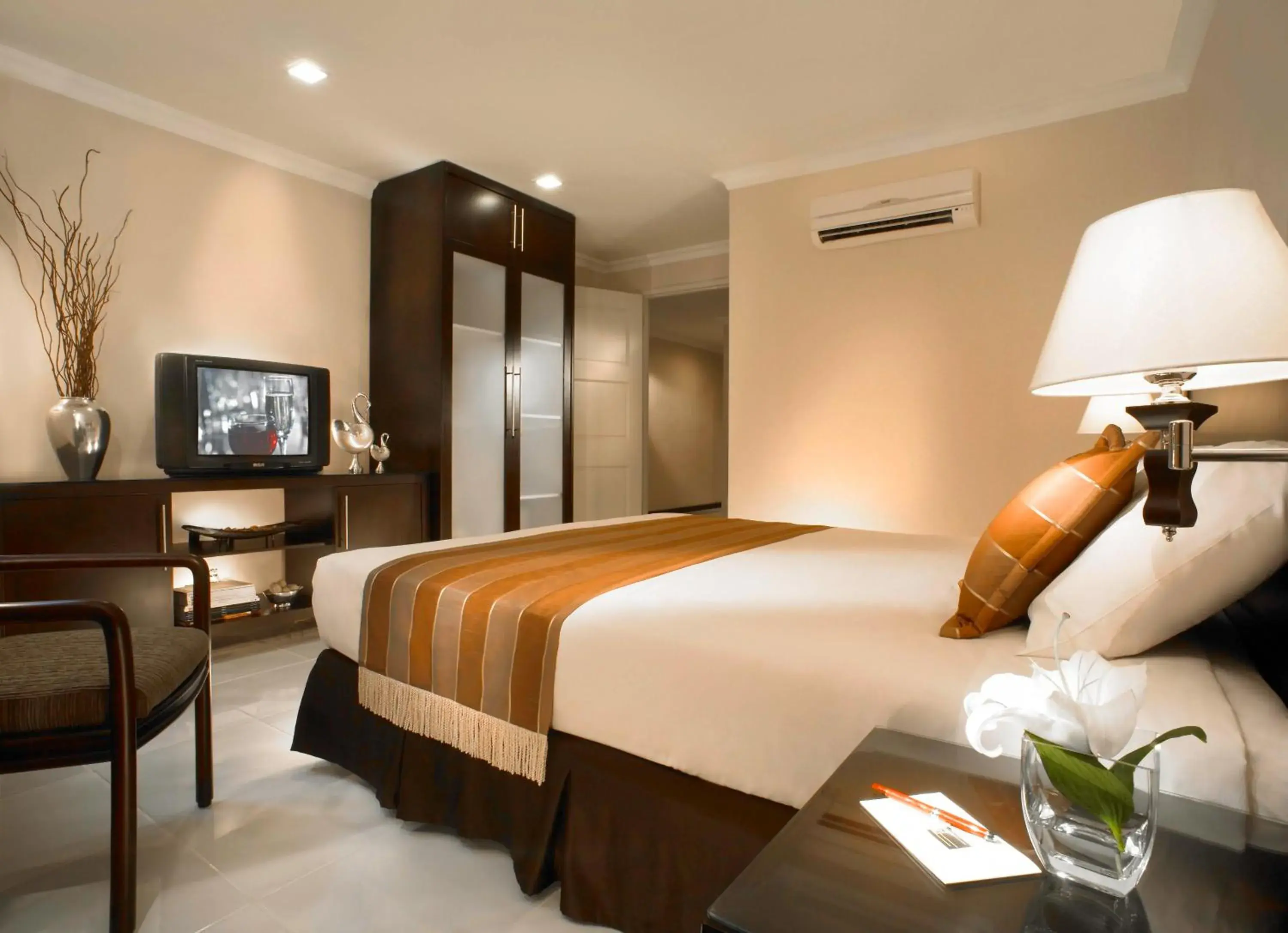 Bedroom, Bed in Kristal Hotel Jakarta