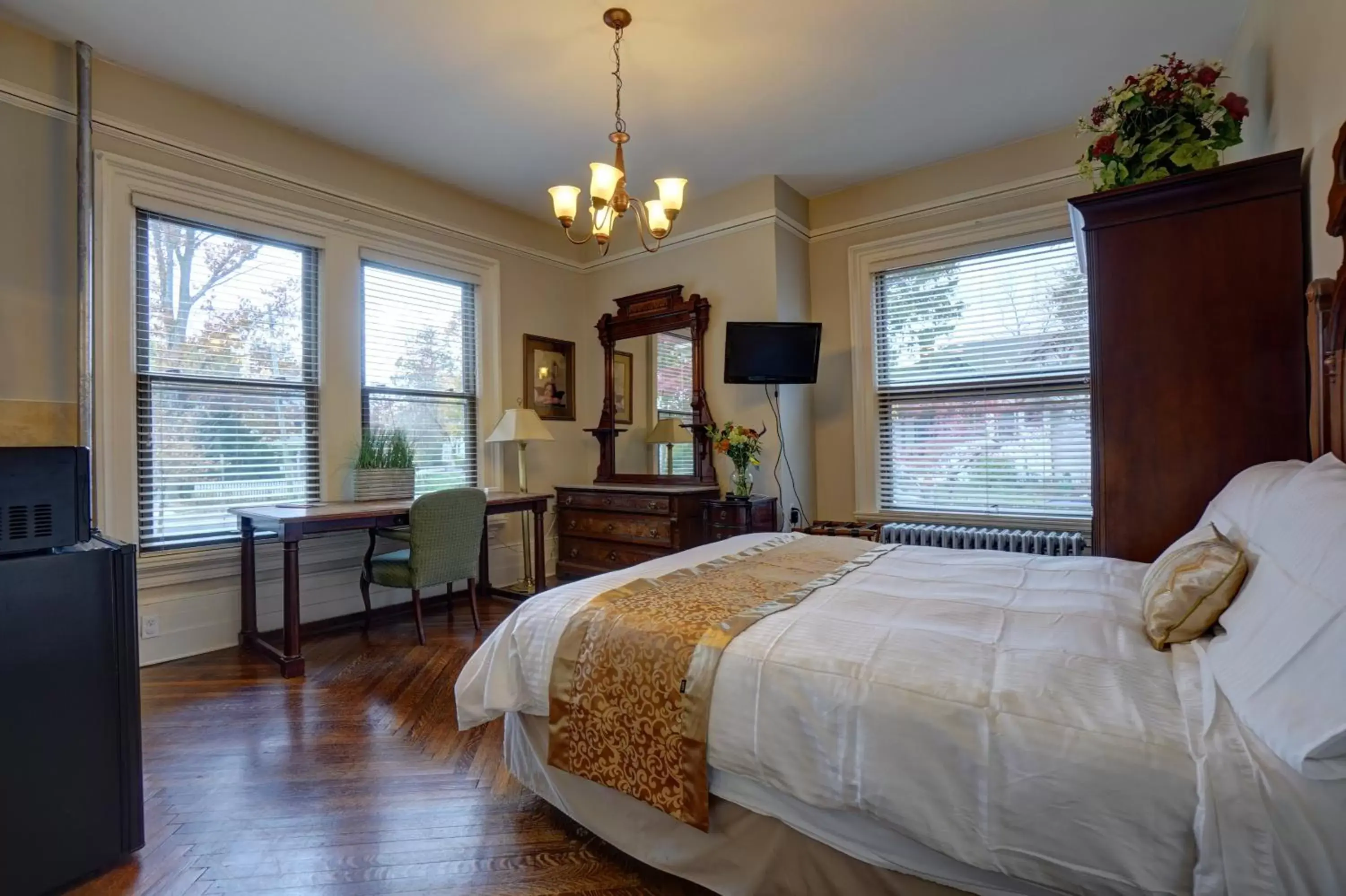 Bedroom in DeBary Inn