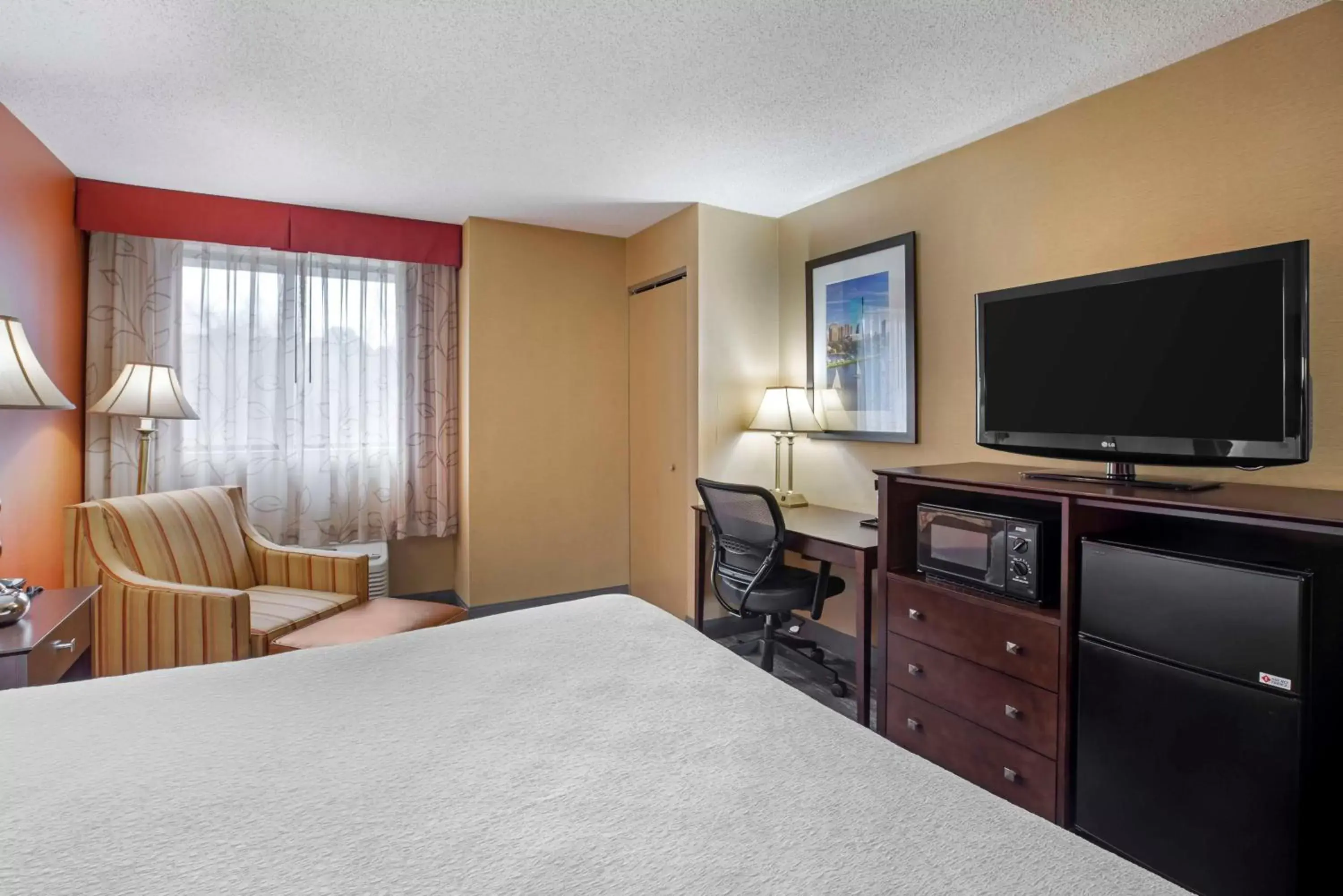 Bedroom, TV/Entertainment Center in Best Western Plus The Inn at Sharon/Foxboro