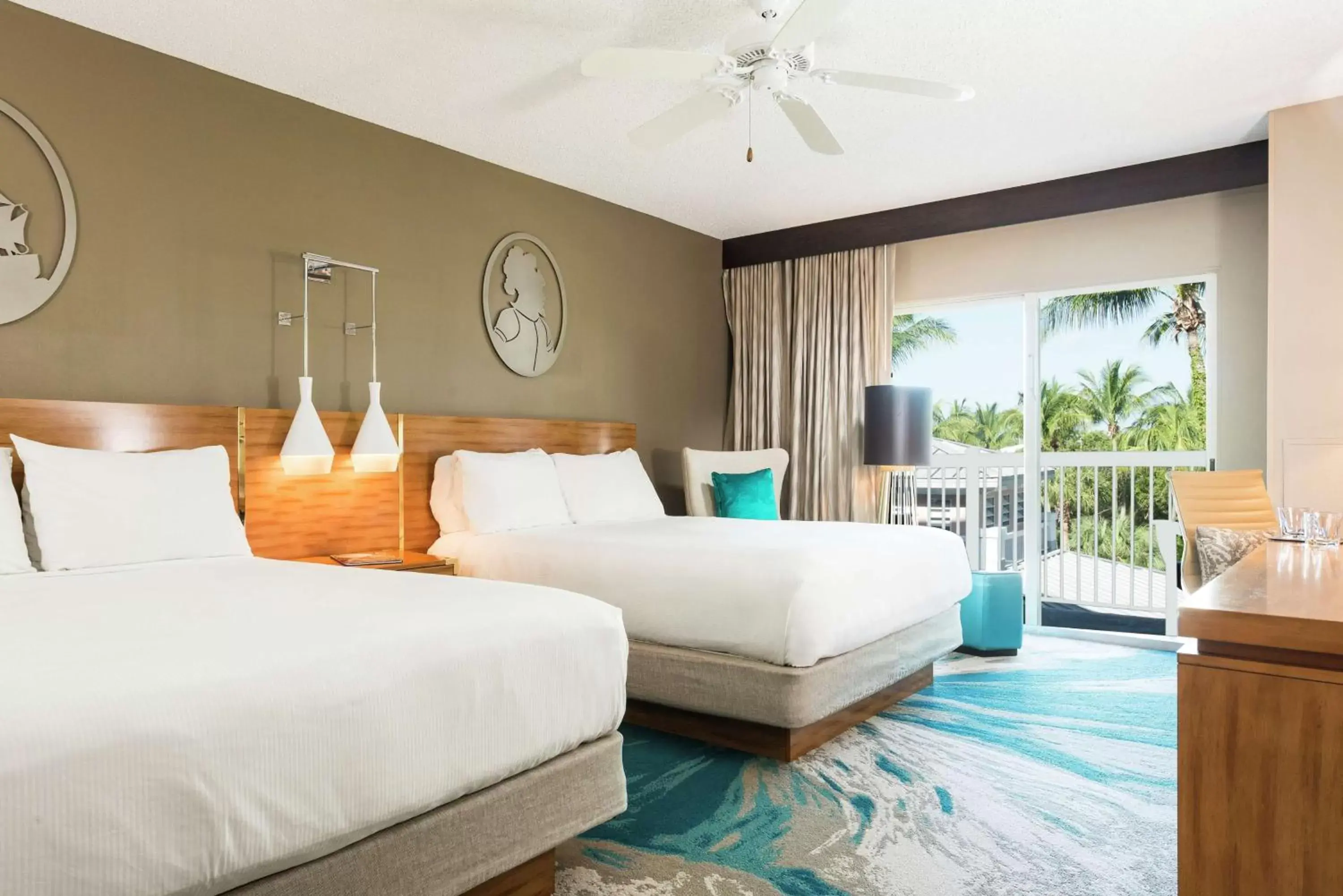 Bed in DoubleTree by Hilton Grand Key Resort