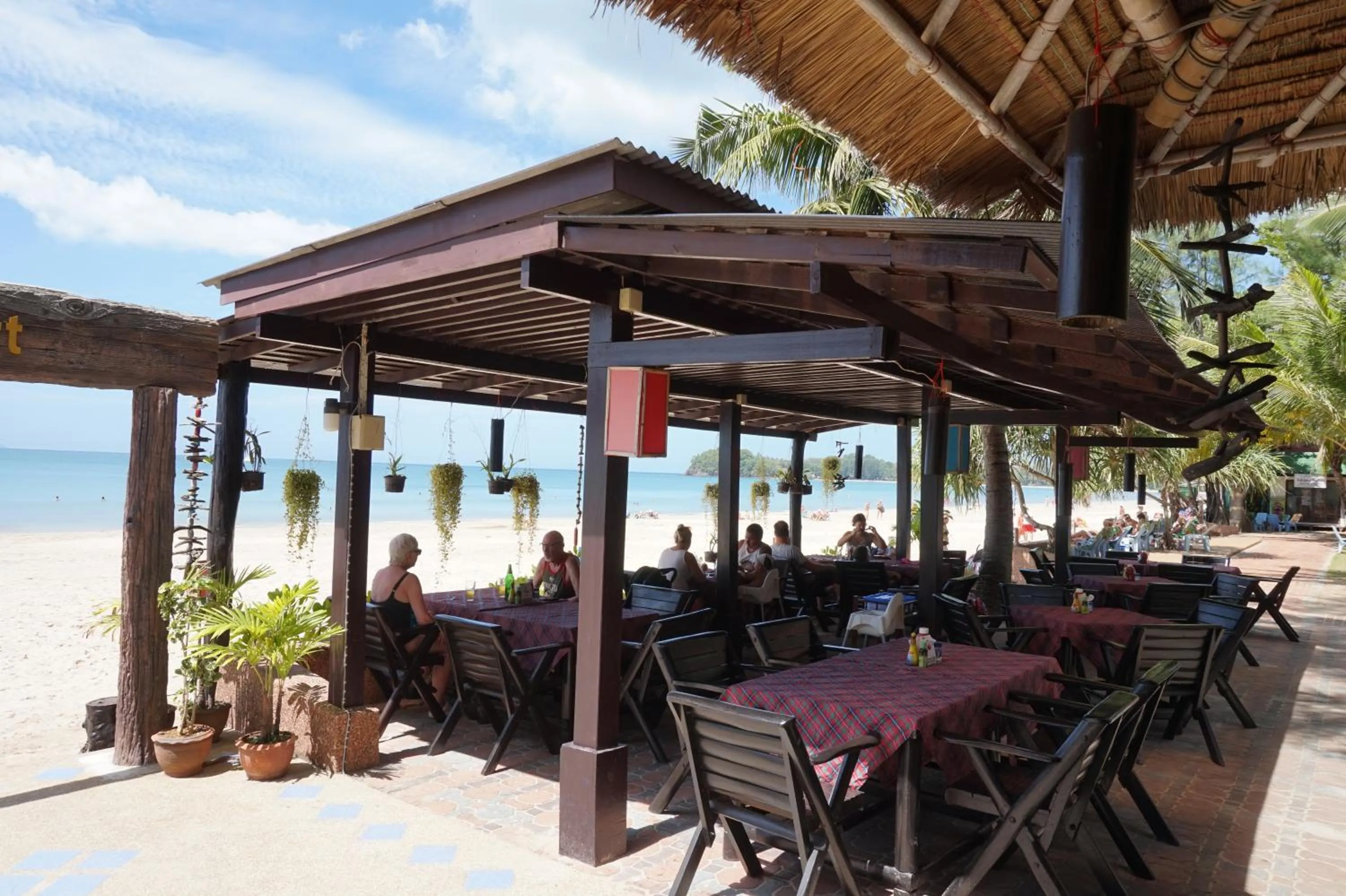 Restaurant/places to eat in Southern Lanta Resort