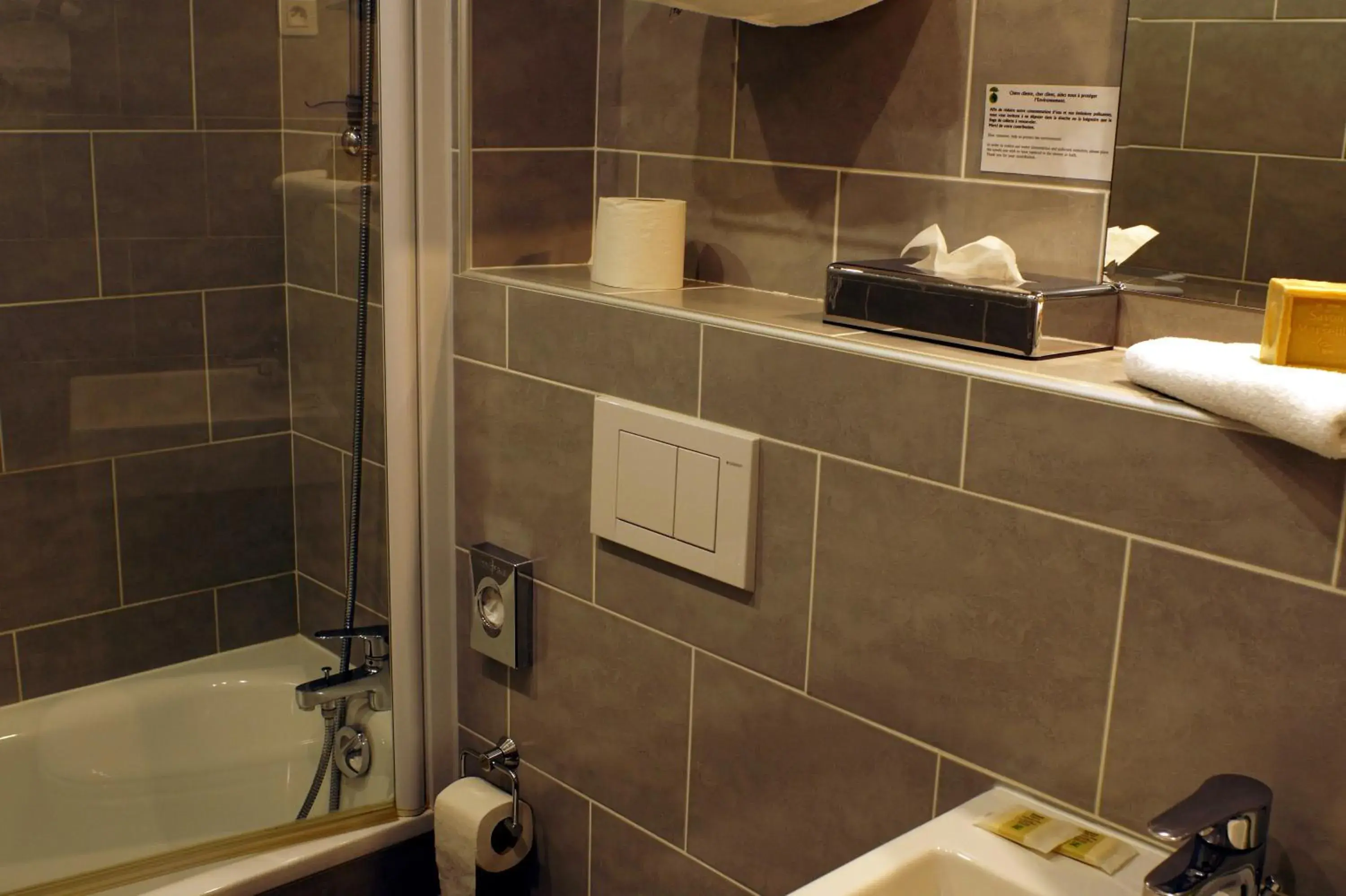 Bathroom in Hotel Edmond Rostand