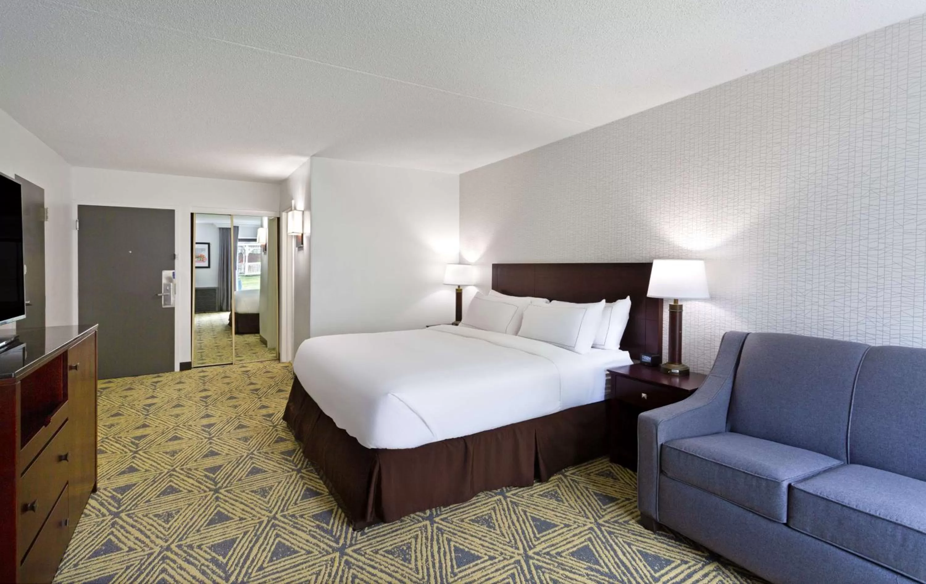 Bed in DoubleTree by Hilton Washington Meadow Lands Casino Area