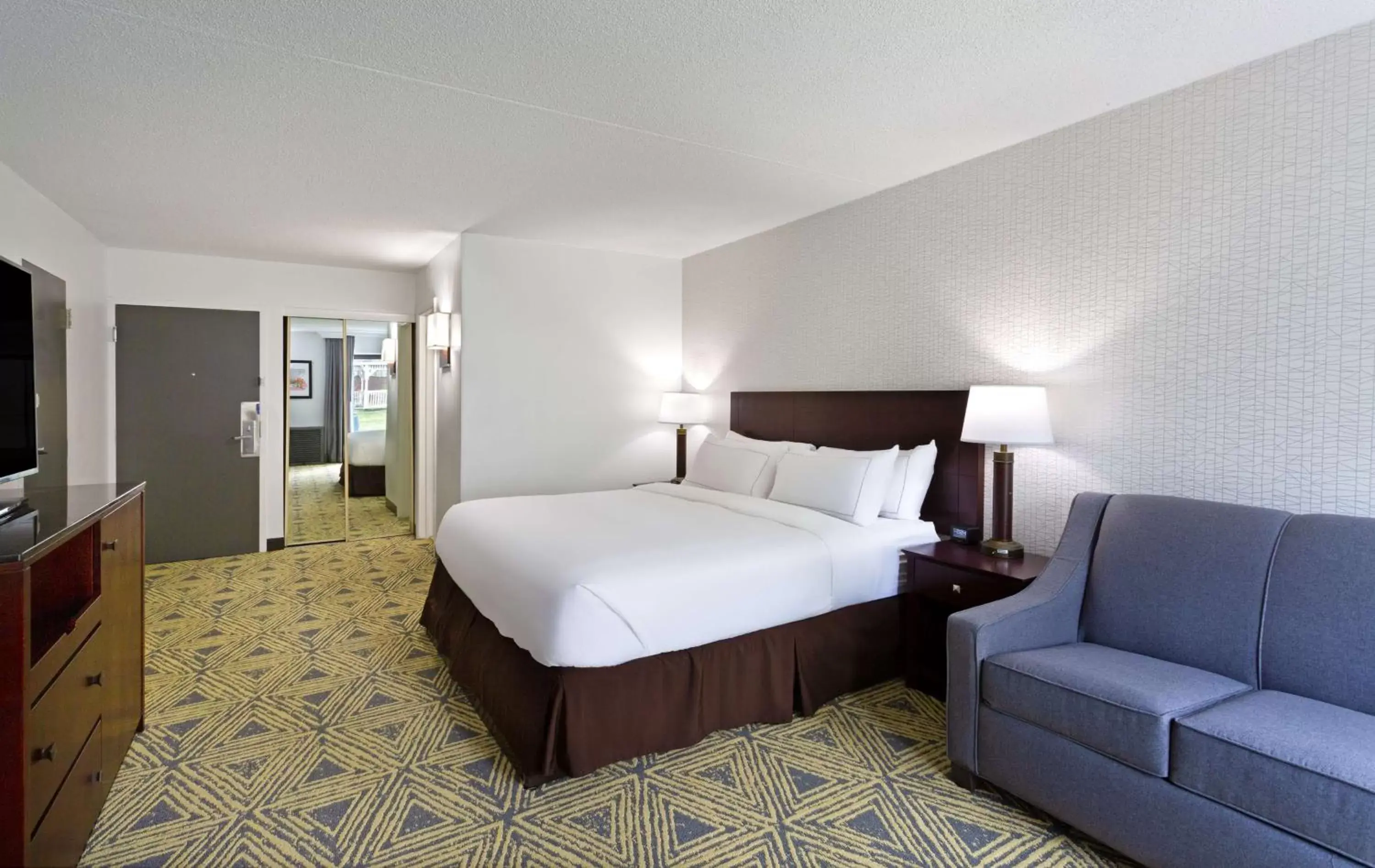 Bed in DoubleTree by Hilton Pittsburgh - Meadow Lands
