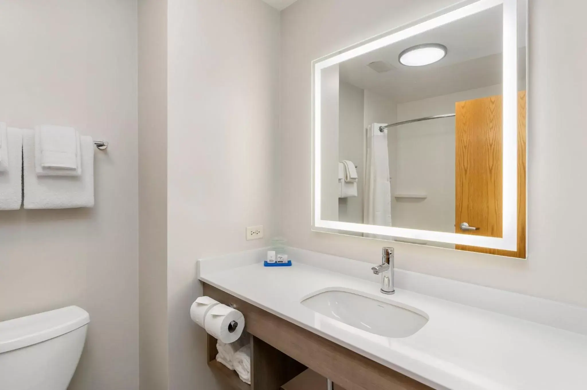 Photo of the whole room, Bathroom in Holiday Inn Express Peru-Lasalle Area, an IHG Hotel